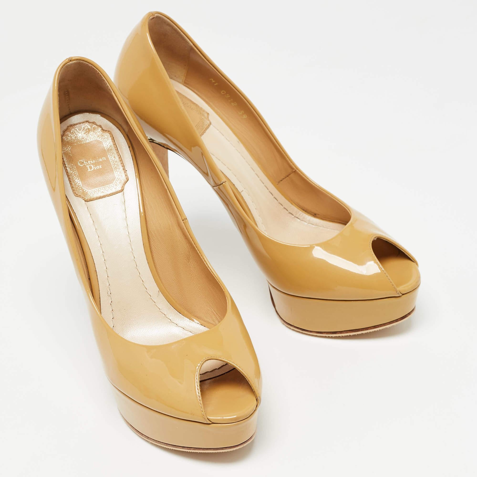 Donna Christian Dior Beige Patent Leather Peep Toe Platform Pumps Taglia 39 in vendita