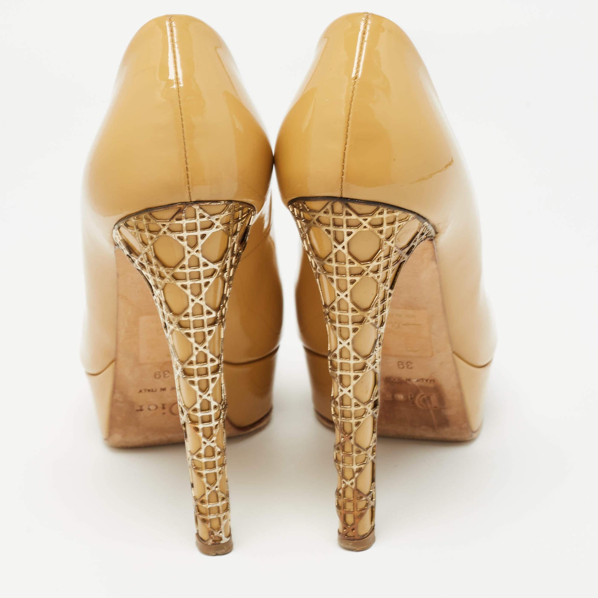 Christian Dior Beige Patent Leather Peep Toe Platform Pumps Taglia 39 in vendita 1