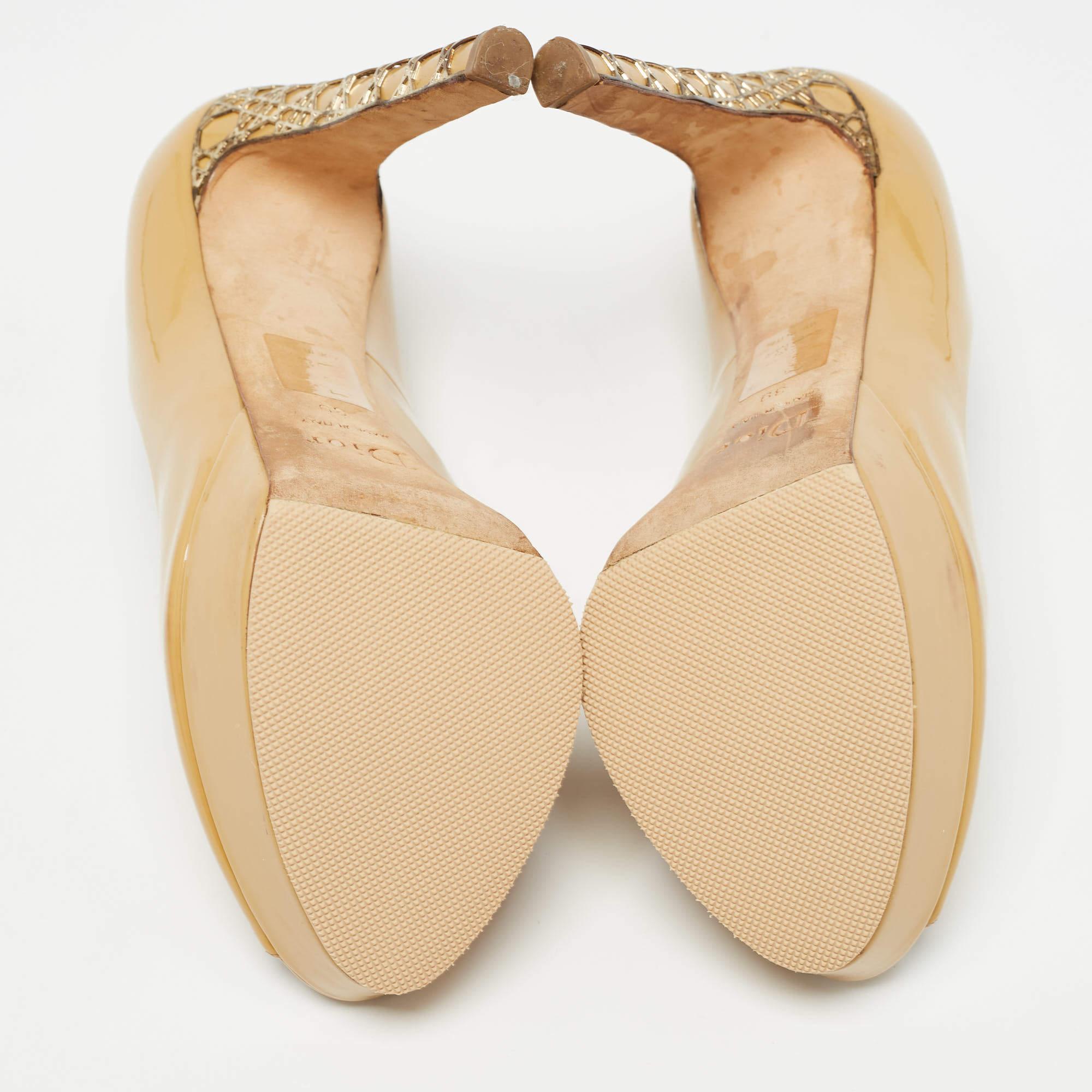 Christian Dior Beige Patent Leather Peep Toe Platform Pumps Taglia 39 in vendita 2