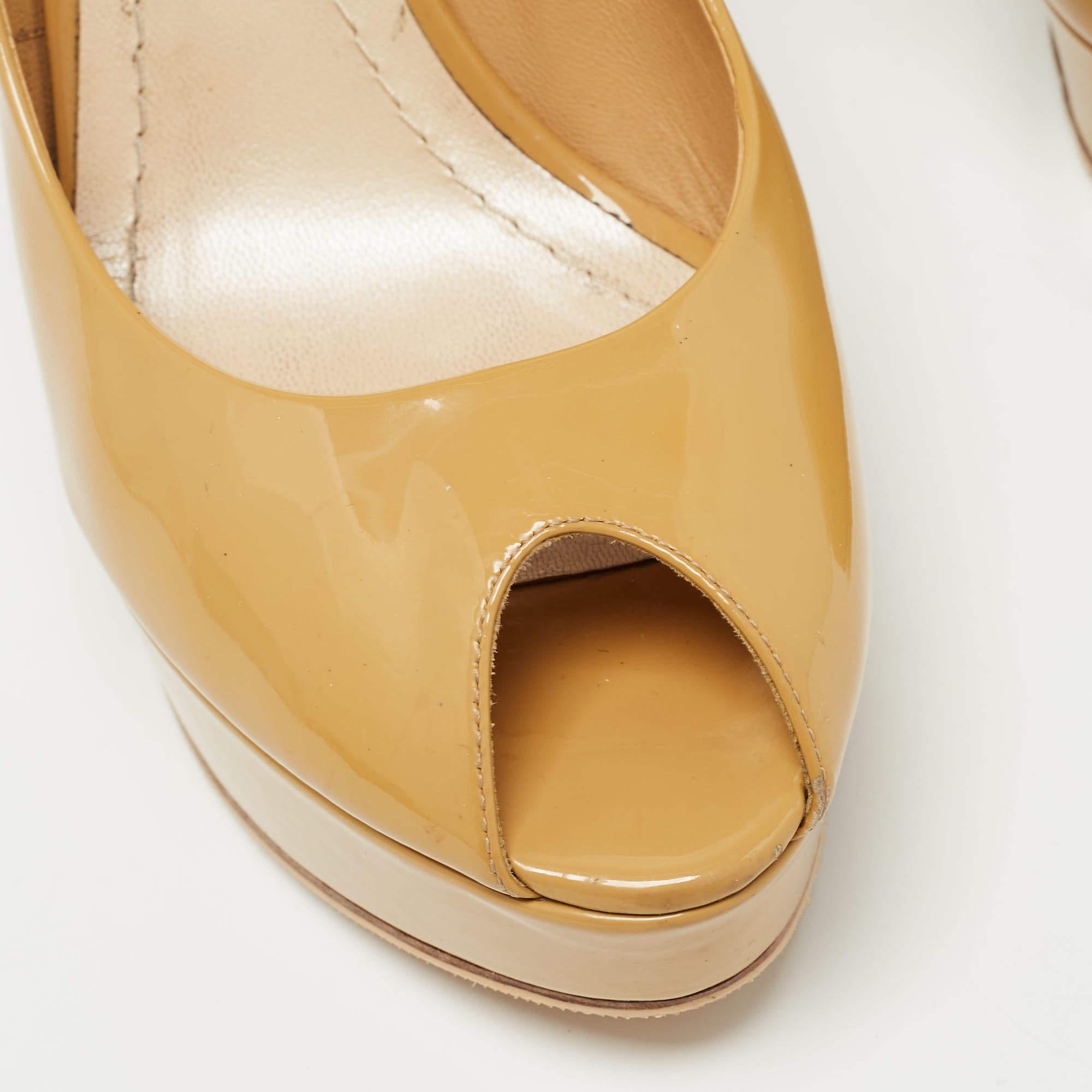 Christian Dior Beige Patent Leather Peep Toe Platform Pumps Taglia 39 in vendita 3