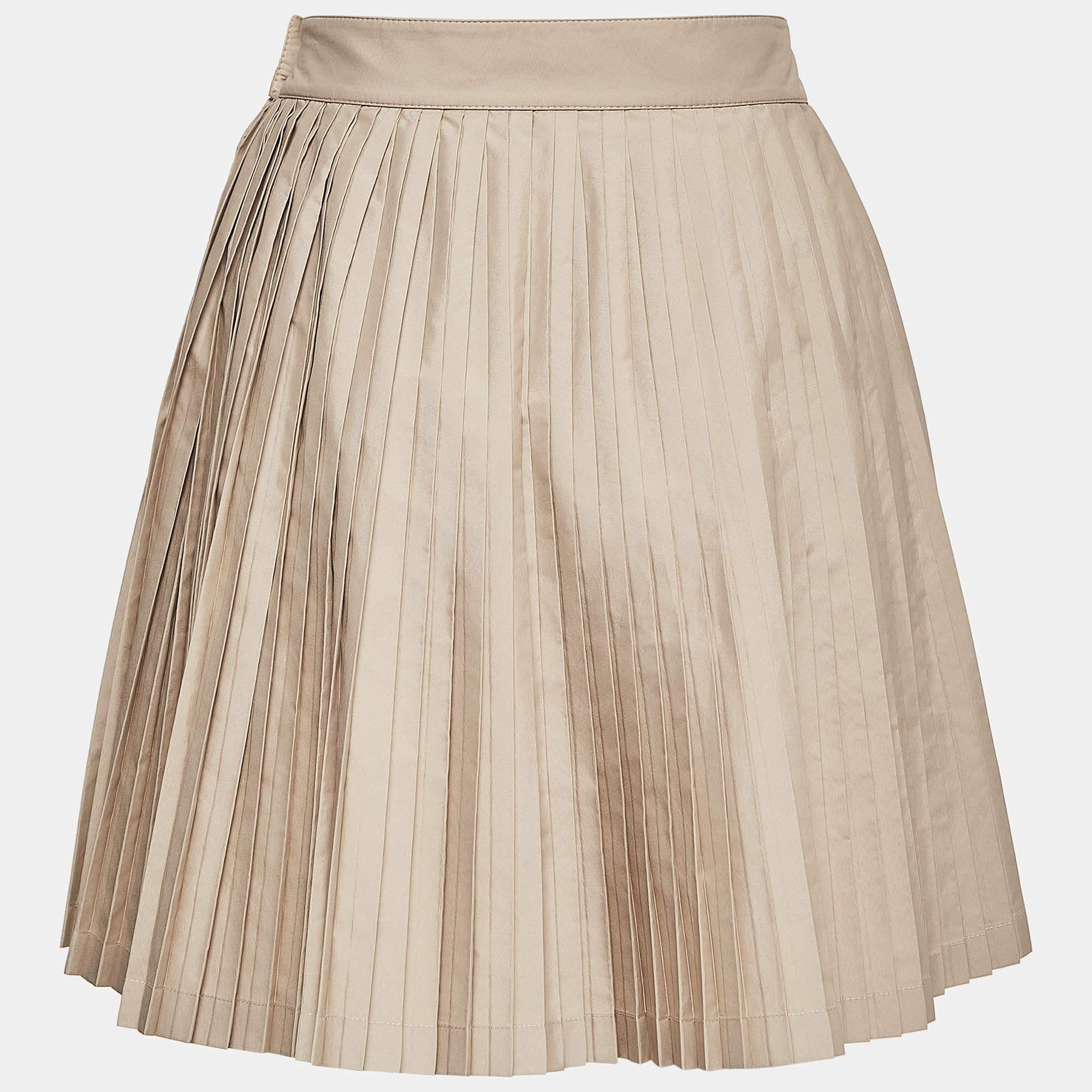 This elegant Christian Dior skirt is worth adding to your closet! Crafted from fine materials, it is exquisitely designed into a flattering shape.

