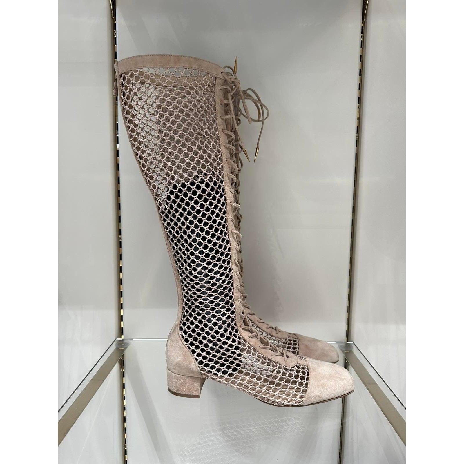 Sortez avec style grâce à ces superbes bottes Christian Dior à hauteur du genou ! Ces bottes présentent un design unique à lacets et une couleur beige chic. La silhouette à bout carré ajoute une touche de sophistication moderne.

Taille :