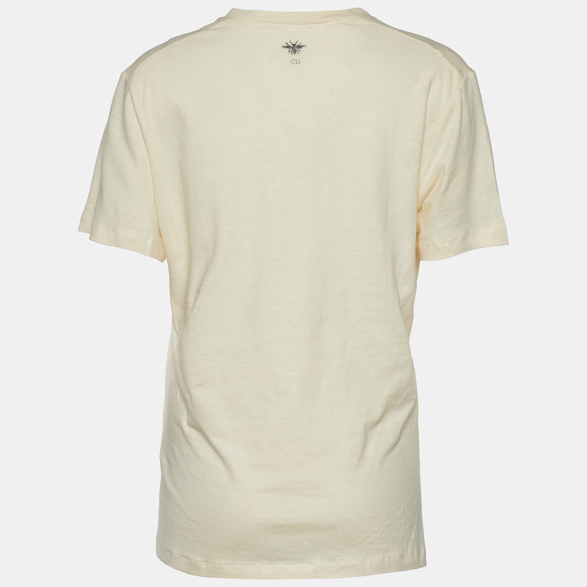 A perfect combination of comfort, luxury, and style, this Christian Dior t-shirt is a must-have piece! Made from cotton and linen, the creation is elevated by an interesting print. Finished off with short sleeves, it can be styled with denim pants