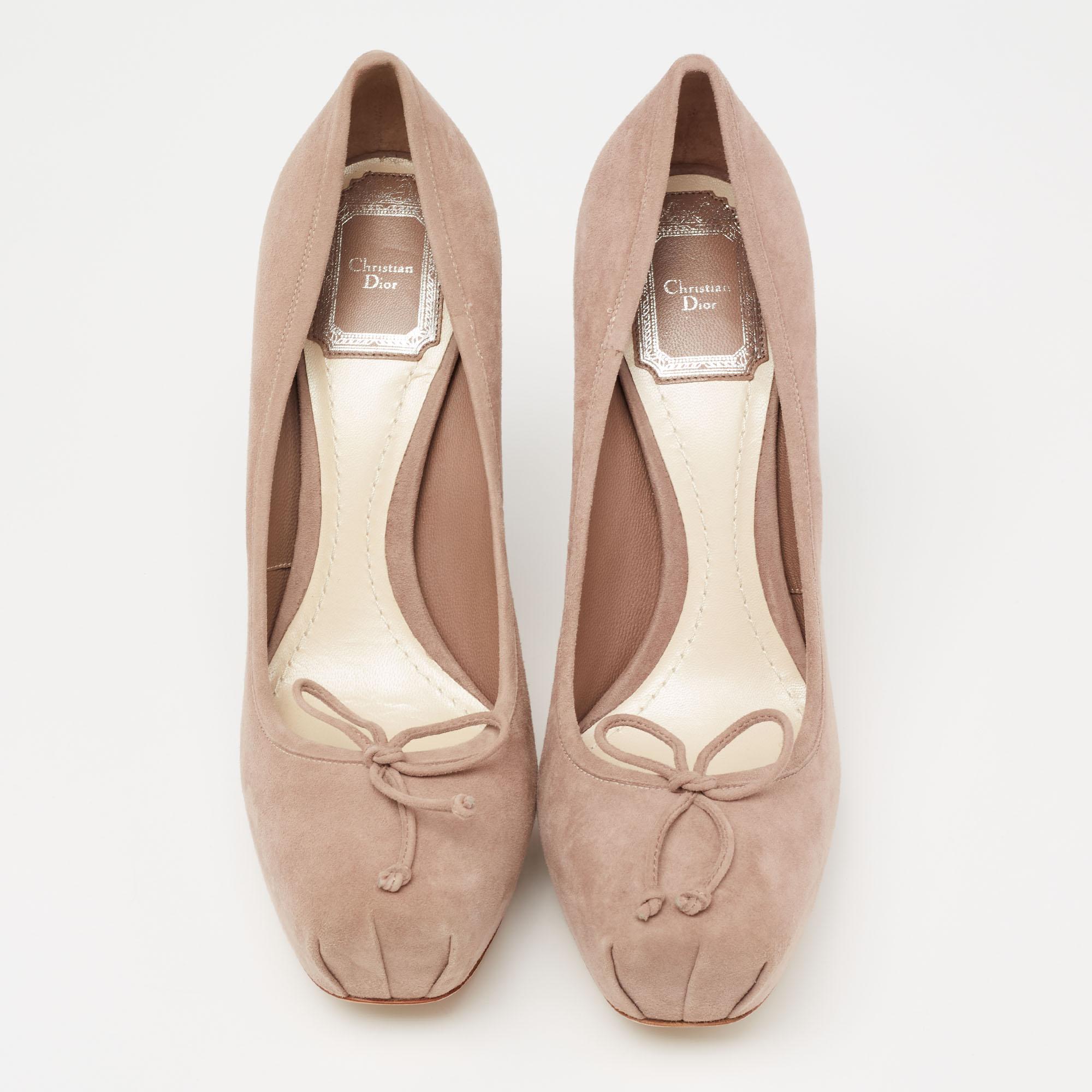 This Christian Dior pump brings a design that will remain stylish through any season or trend. It has a timeless appeal. Made in Italy, this pair is constructed using beige suede and designed with covered toes, platforms, and 13 cm heels.

Includes: