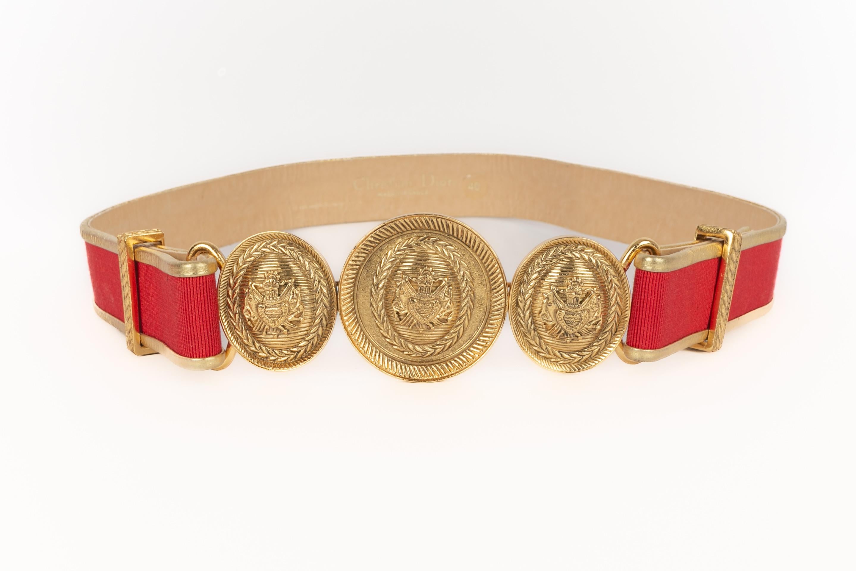 DIOR - (Fabriqué en France) Ceinture en cuir doré avec un ruban rouge à gros grain et une boucle en métal doré.

Condit :
Bon état

Dimensions :
Longueur : 75 cm

SKU:ACC260