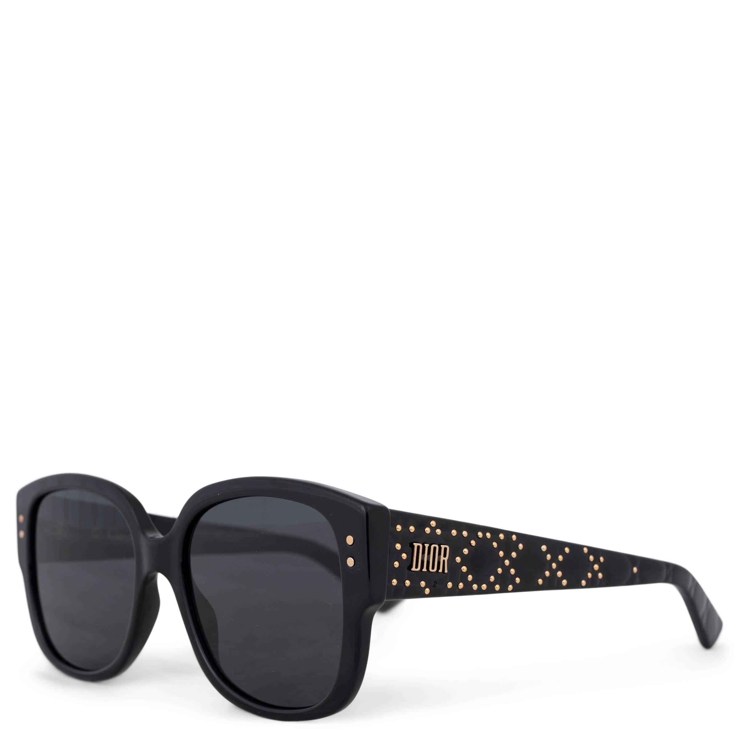 Estas gafas de sol cuadradas Lady DiorStuds 100% auténticas de Christian Dior están fabricadas en acetato negro y llevan unos elegantes cristales grises. El diseño se realza con los detalles dorados del logotipo y las tachuelas con el icónico diseño