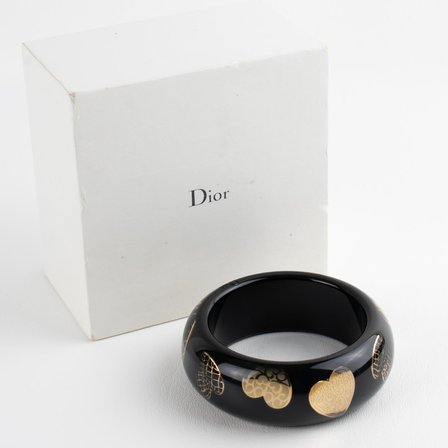 Christian Dior - Bracelet en résine acrylique noire avec cœurs dorés en vente 5