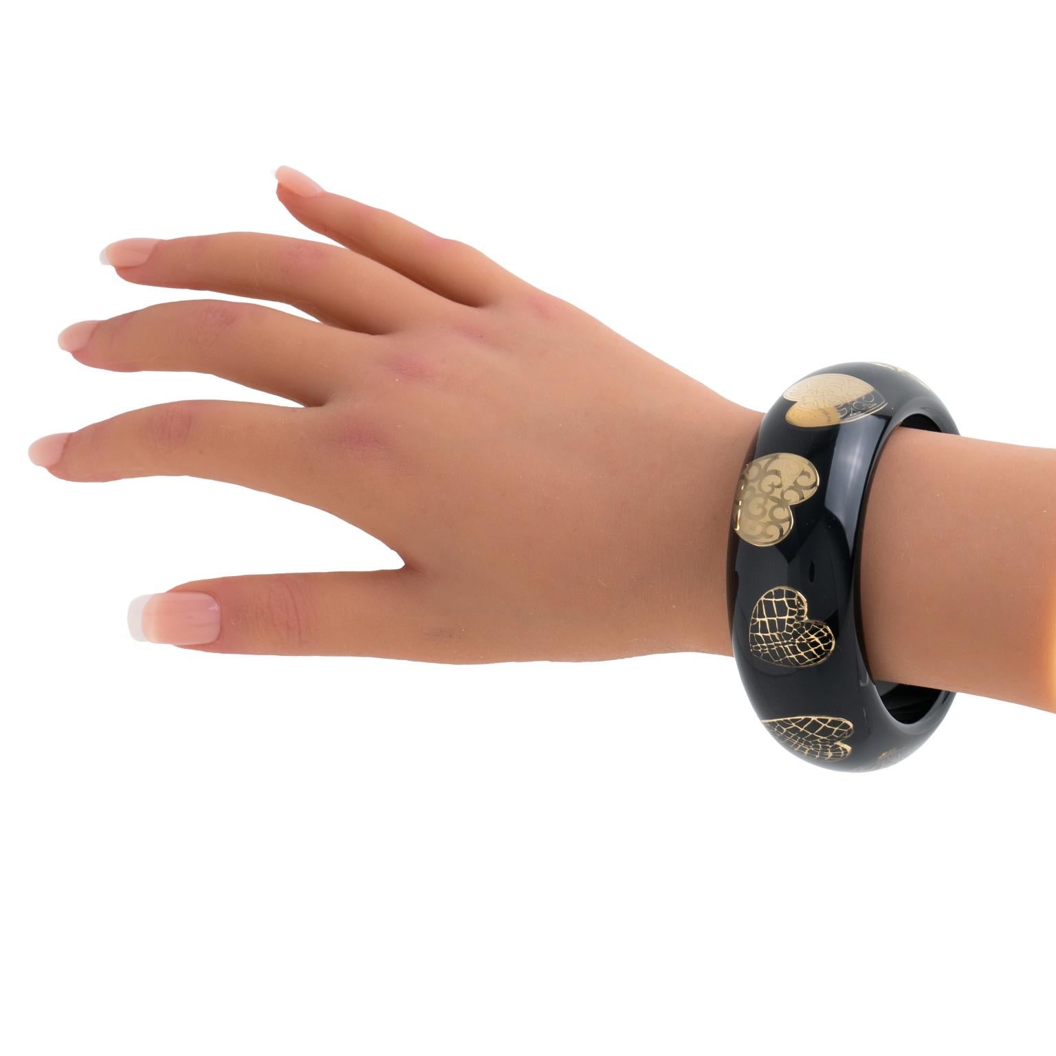 Christian Dior - Bracelet en résine acrylique noire avec cœurs dorés en vente 7