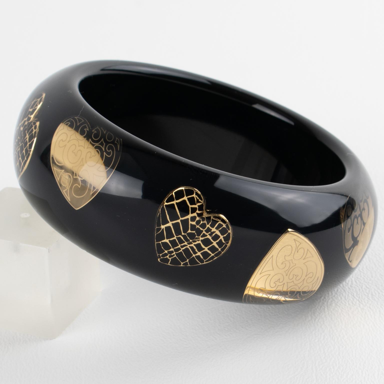 Moderne Christian Dior - Bracelet en résine acrylique noire avec cœurs dorés en vente