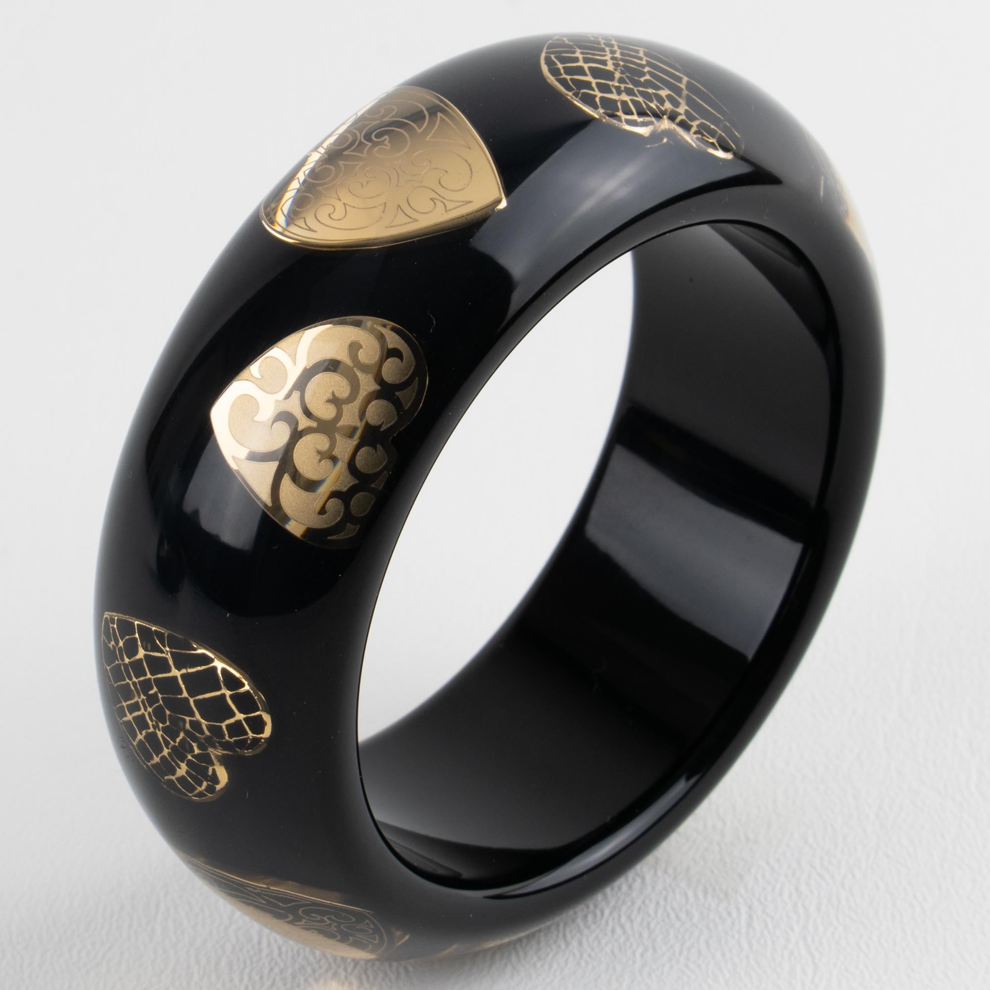Christian Dior - Bracelet en résine acrylique noire avec cœurs dorés en vente 1