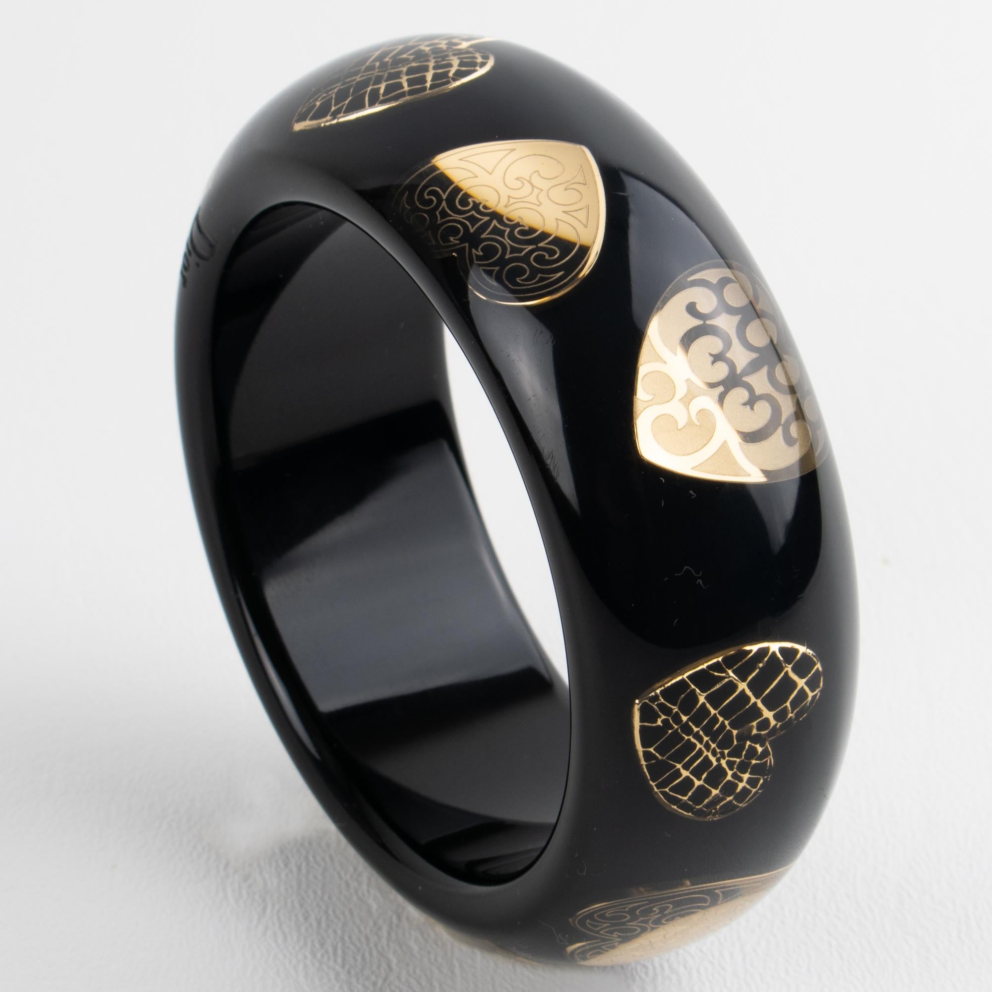 Christian Dior - Bracelet en résine acrylique noire avec cœurs dorés en vente 2