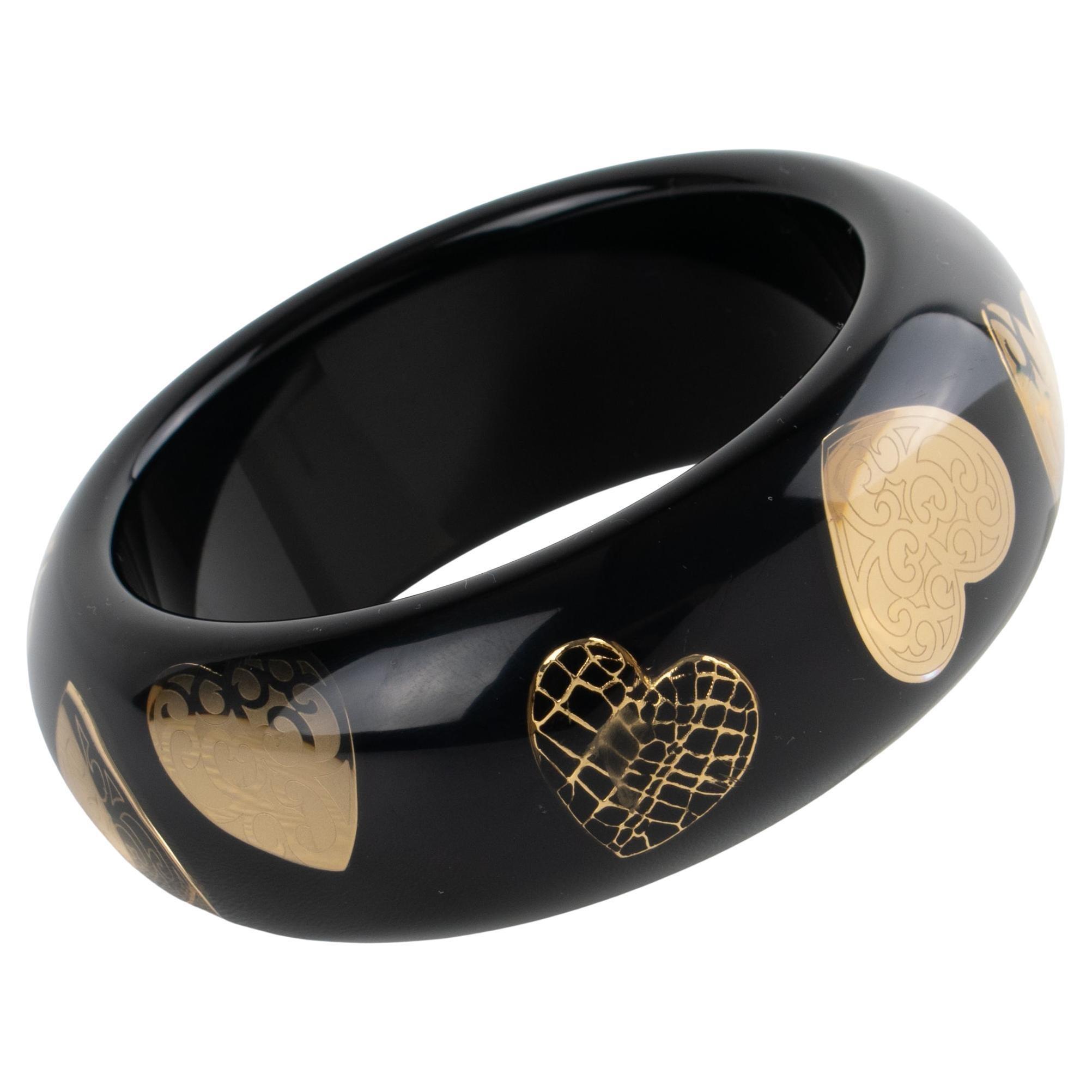 Bracciale Bangle in resina acrilica nera con cuori dorati di Christian Dior