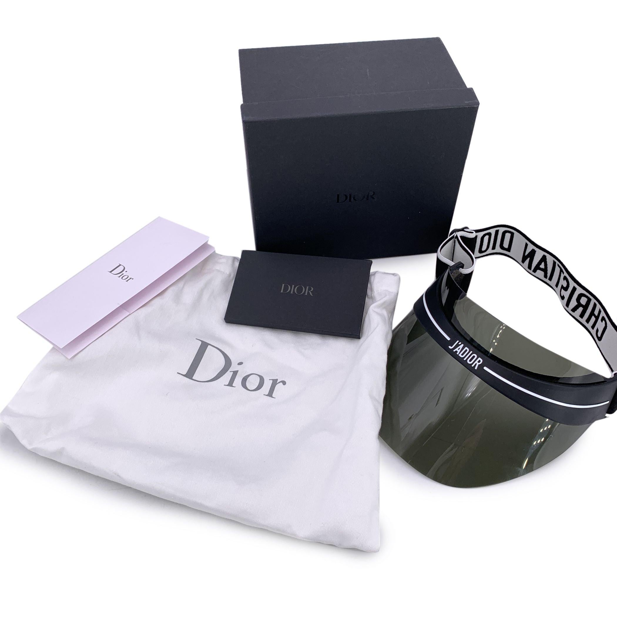 Dallo spirito audace della sfilata Dior Estate 2018 nasce l'inconfondibile visiera Christian Dior DiorClub1, un pezzo futuristico e retrò che si sente a casa in un beach club di Capri come in prima fila alla Settimana della Moda di Parigi.