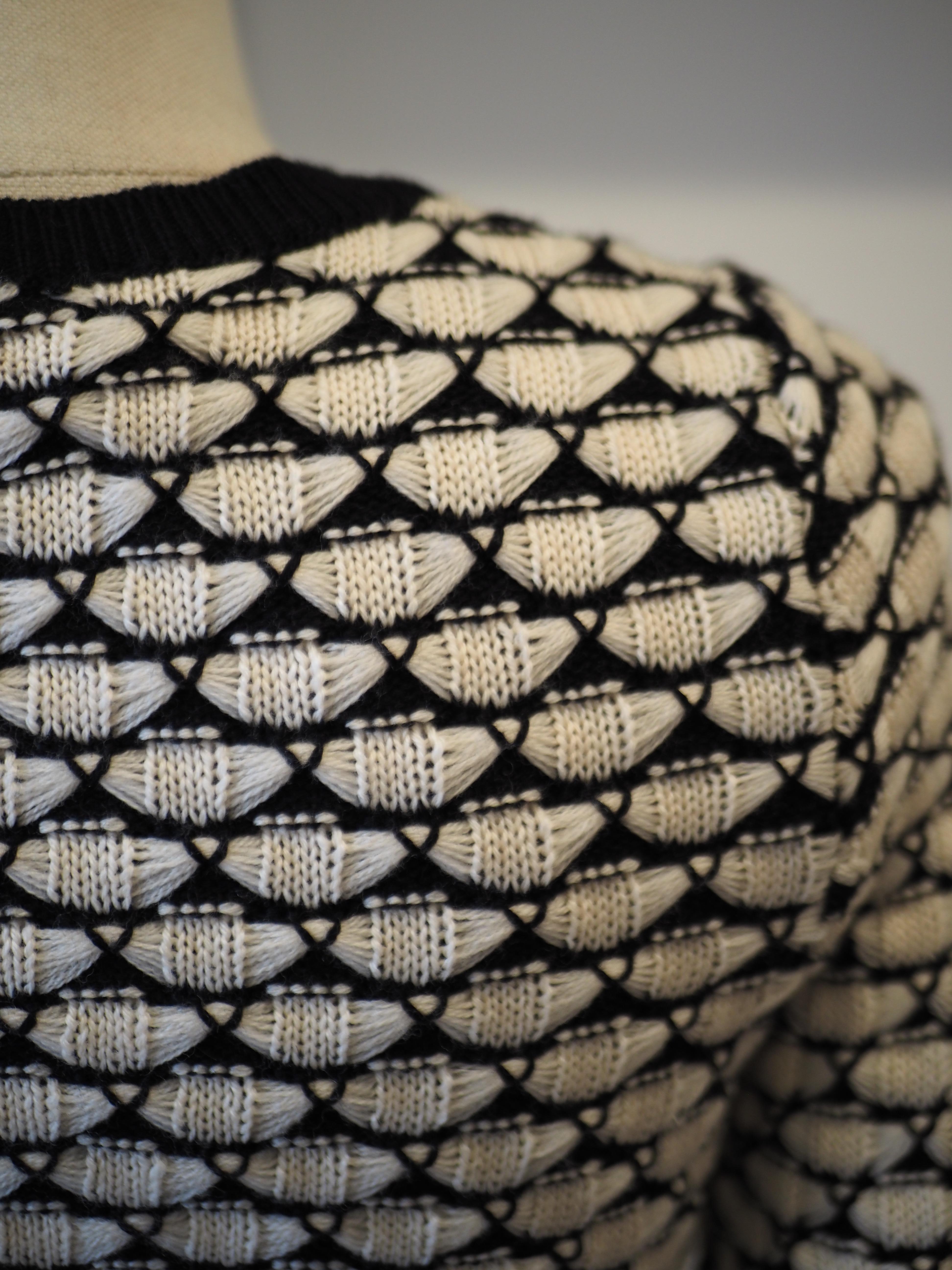 Cardigan en laine noir et blanc Christian Dior en vente 12