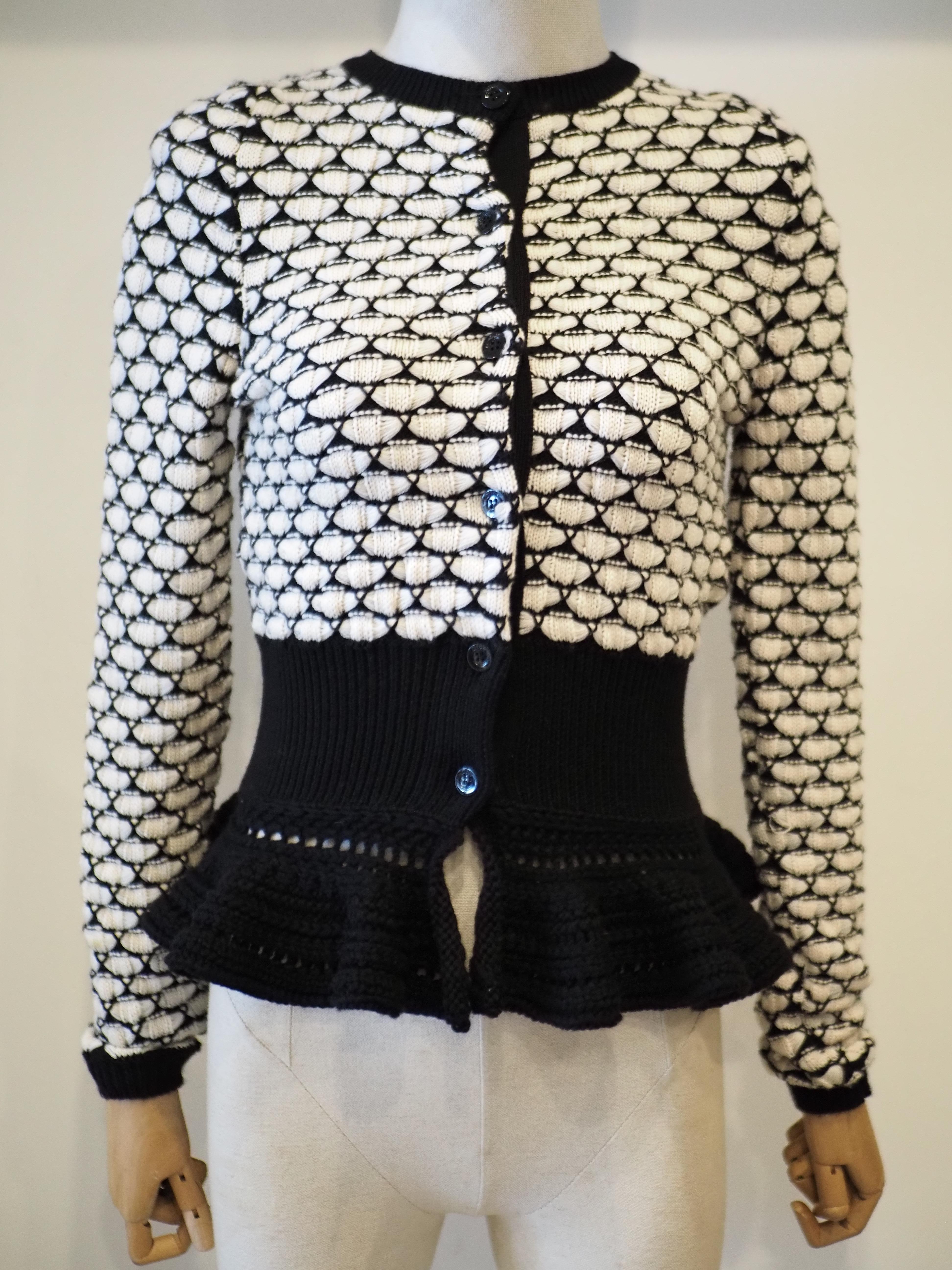 Cardigan noir et blanc Christian Dior entièrement fabriqué en Italie en 100% laine
taille marquée 38 it
