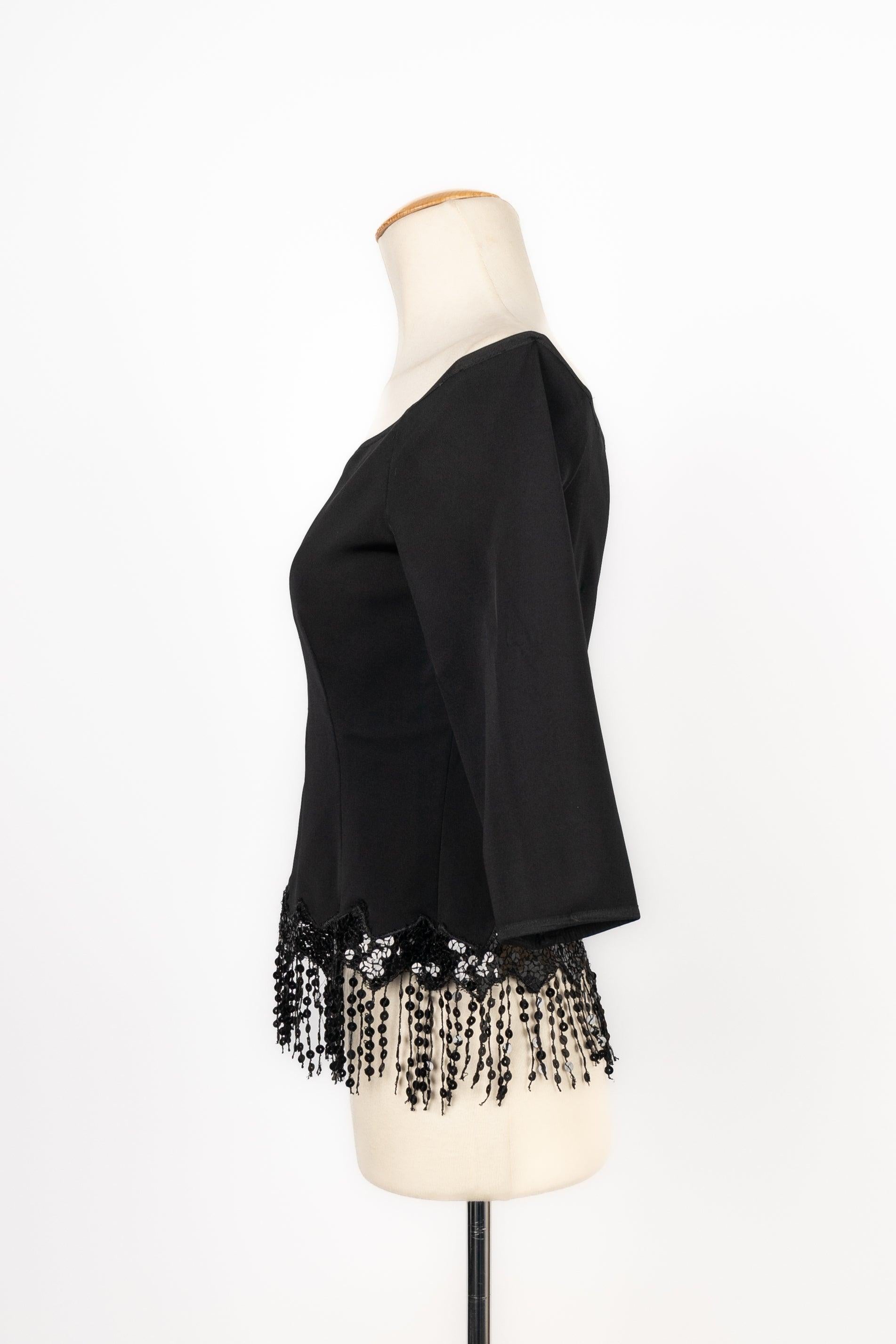 Dior - Bare shoulder top edged with black straws. No size indicated, it fits a 36FR/38FR.

Additional information:
Condition: Good condition
Dimensions: Chest: 43 cm - Sleeve length: 36 cm - Length: 47 cm

Seller Reference: FH23