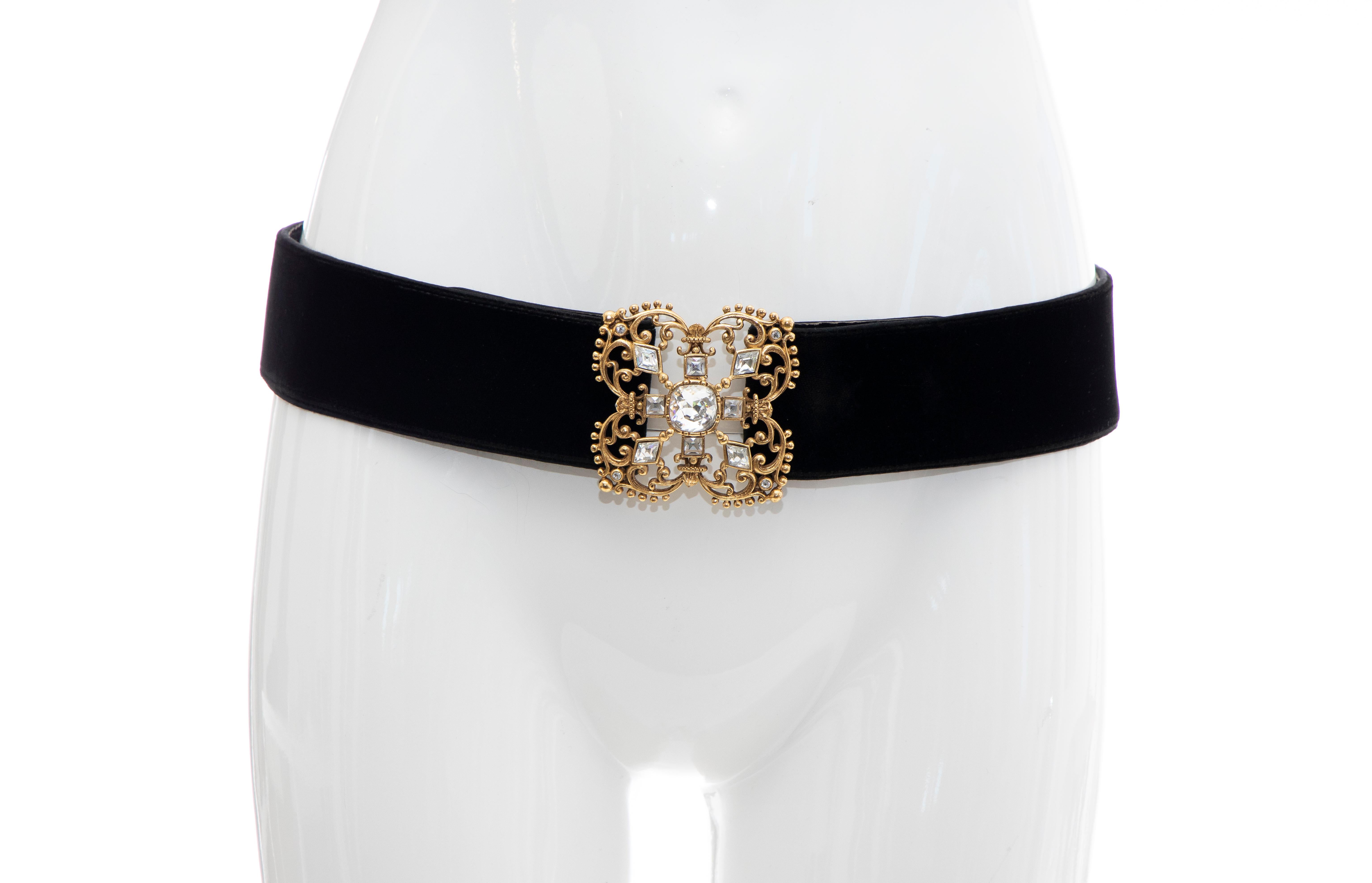 Christian Dior velvet bijoux evening belt with snap closures. 

Designer size 44.

Length: 32.5, Width: 2
