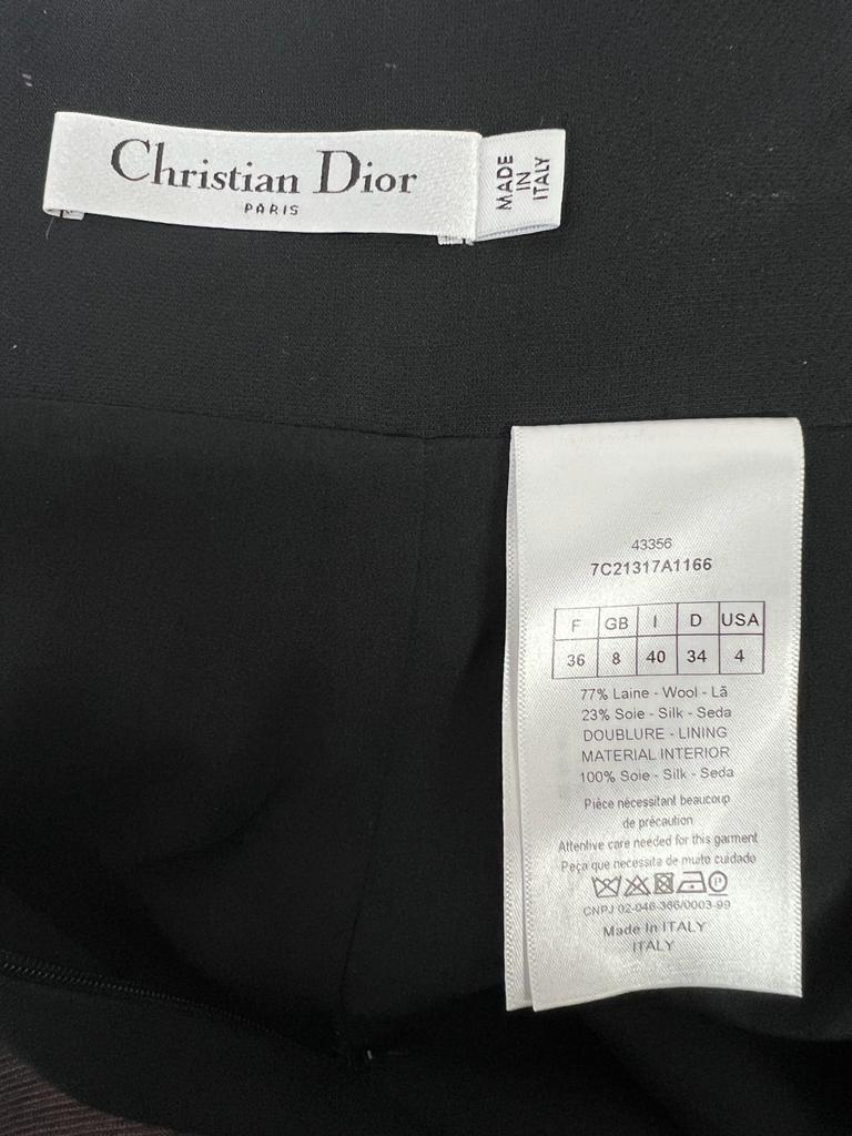 Christian Dior - Blazer noir avec fausses perles, ensemble complet avec jupe
Cet ensemble complet de blazer noir avec fausses perles et de jupe de Christian Dior est une pièce étonnante et élégante, parfaite pour toutes les occasions. Fabriqué en