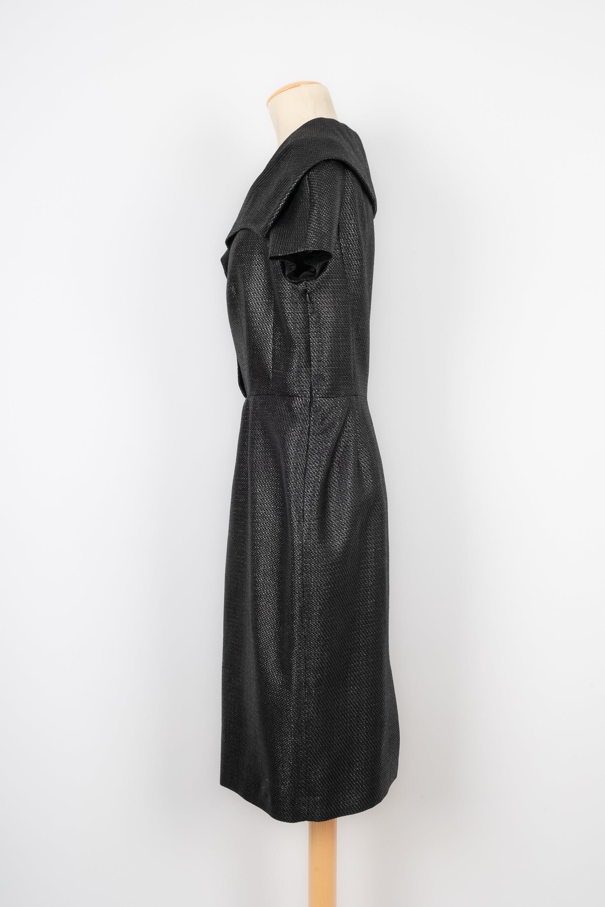 Dior - (Fabriqué en France) Robe mi-longue en coton mélangé noir, doublée de soie. Taille 44FR indiquée.

Informations complémentaires :
Condit : Très bon état.
Dimensions : Largeur des épaules : 40 cm - Poitrine : 49 cm - Taille : 41 cm - Longueur