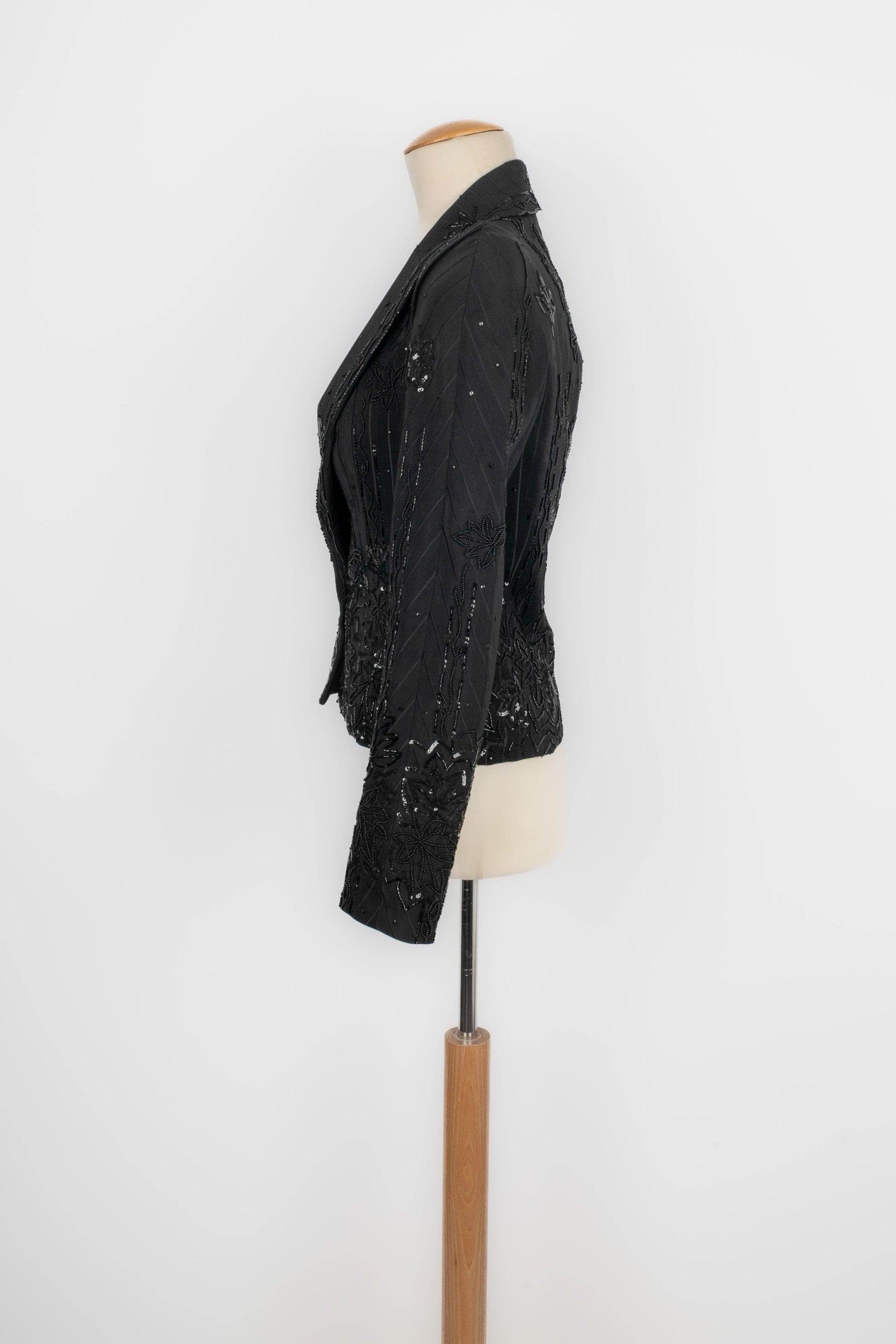 Dior - (Made in France) Black blended wool jacket embroidered with pearls and sequins. Size 36FR.

Additional information:
Condition: Very good condition
Dimensions: Shoulder width: 36 cm - Chest: 40 cm - Waist: 34 cm - Sleeve length: 60 cm -