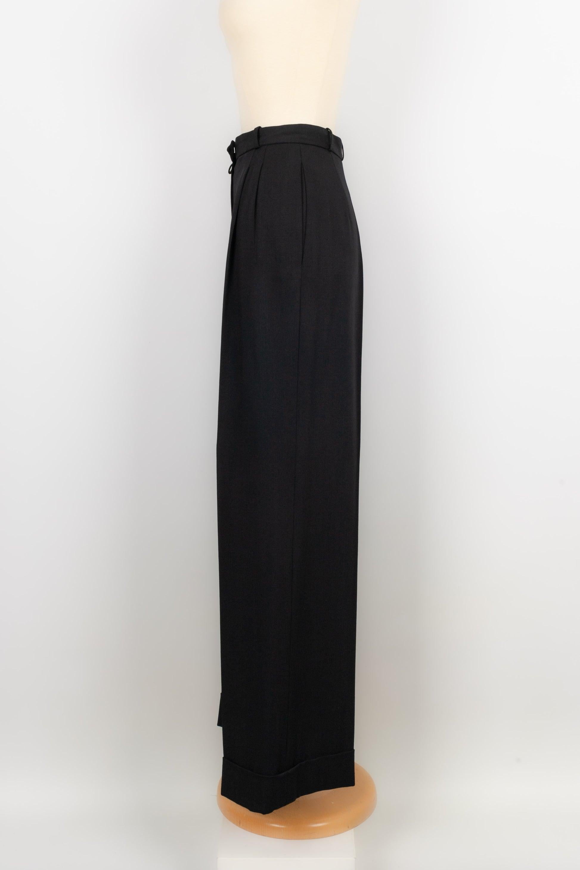 Dior - (Made in France) Black blended wool pants. Indicated size 36FR.

Additional information:
Condition: Very good condition
Dimensions: Waist: 30 cm - Hips: 49 cm - Length: 105 cm

Seller Reference: FJ79