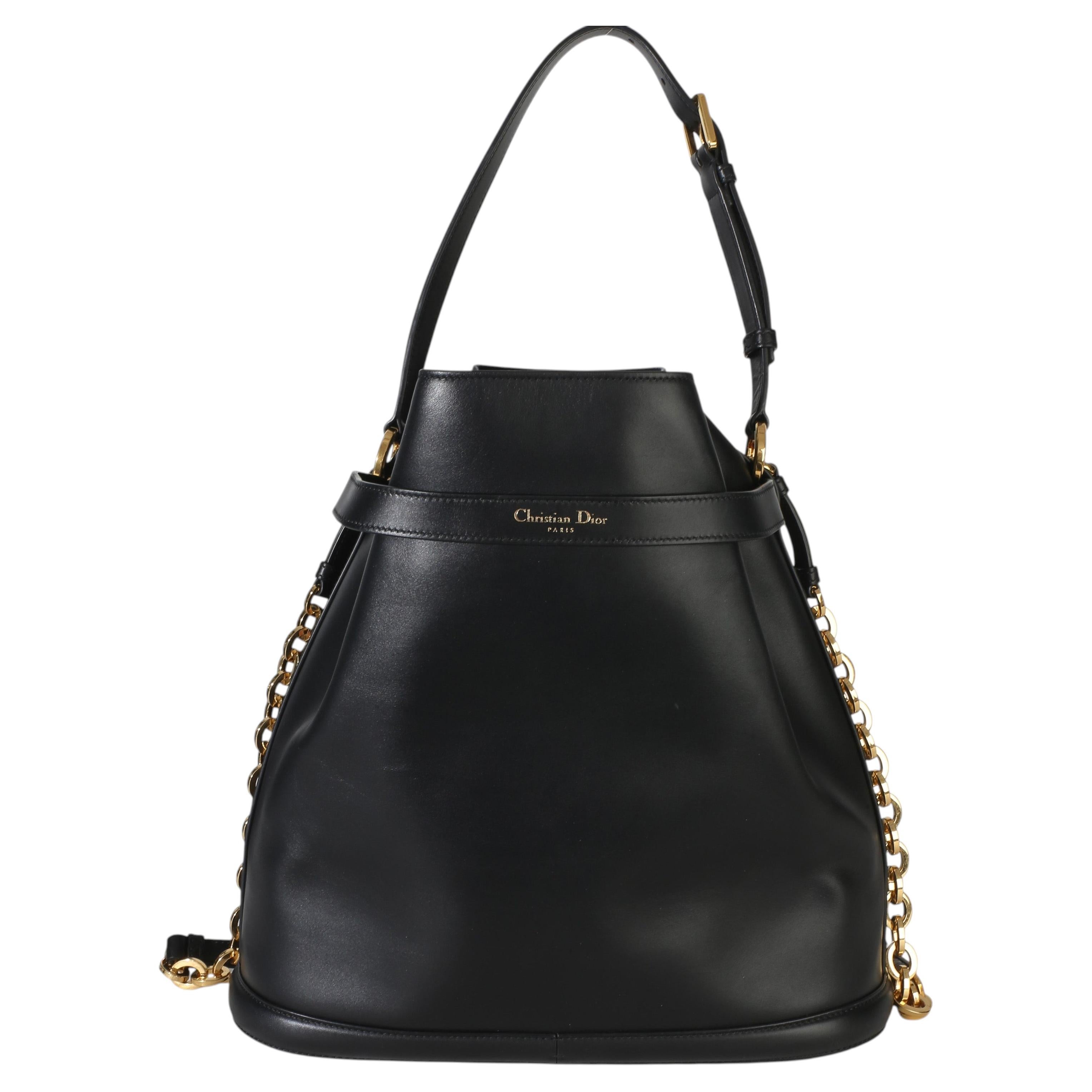 Grand sac seau « C'est » à chaîne, en cuir de veau noir Christian Dior, avec motif CD en relief en vente