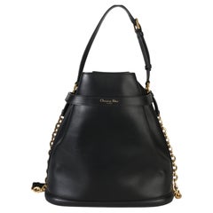 Grand sac seau « C'est » à chaîne, en cuir de veau noir Christian Dior, avec motif CD en relief