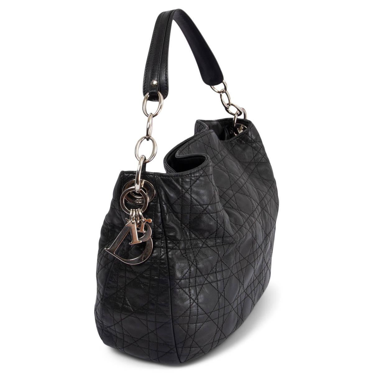 100% authentique Christian Dior Soft Lady Dior Small Hobo Cannage en cuir d'agneau noir avec des accessoires en métal argenté et des charmes D.I.O.R. iconiques. Il s'ouvre à l'aide d'un bouton magnétique situé sur le dessus.  Doublé en toile logo