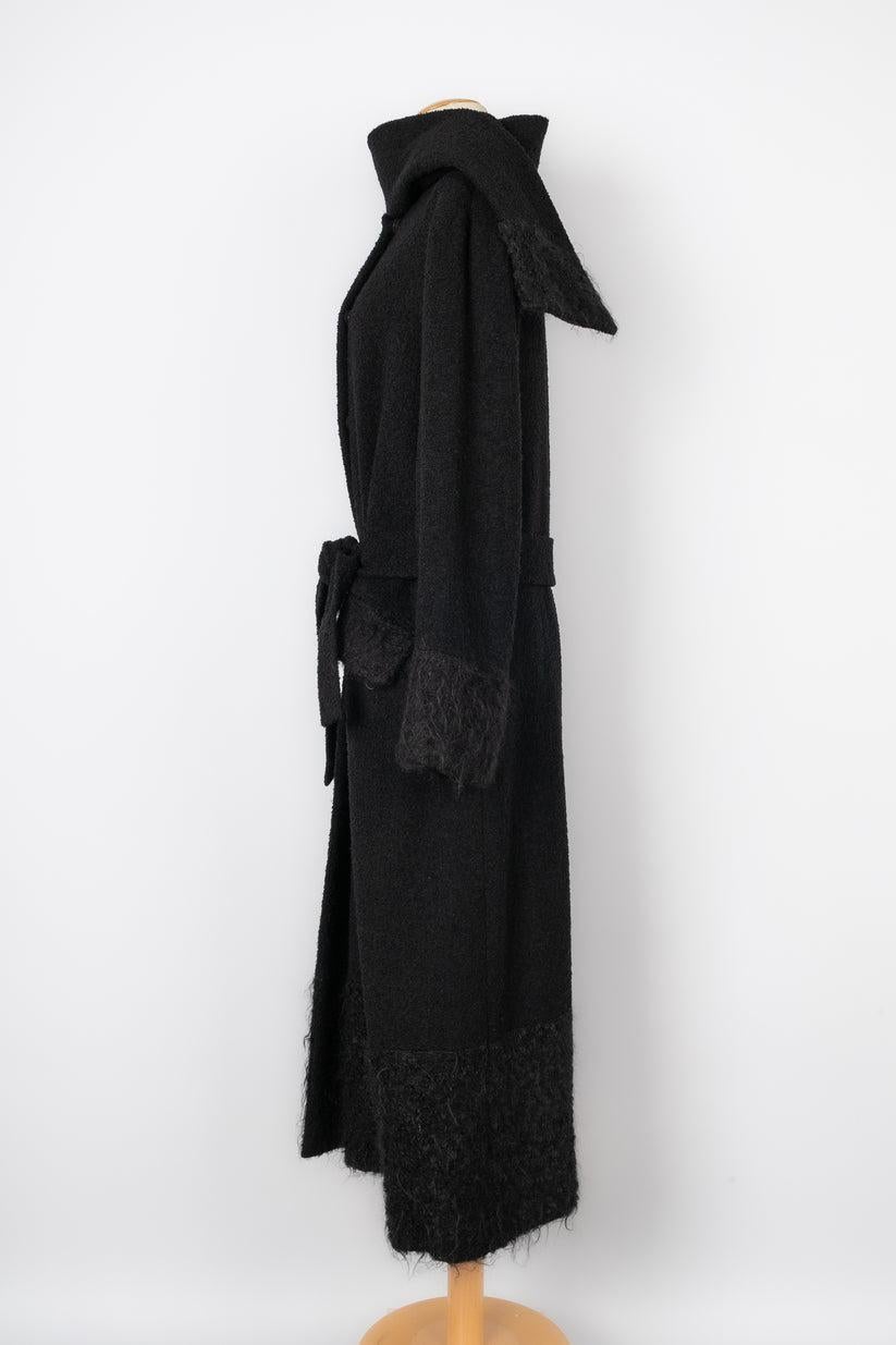 Dior - (Made in France) Schwarzer Mantel mit einem asymmetrischen Kragen und einem Seidenfutter. Größe 40FR angegeben. Collection'S Herbst/Winter 2009.

Zusätzliche Informationen:
Zustand: Sehr guter Zustand
Abmessungen: Schulterbreite: 44 cm -