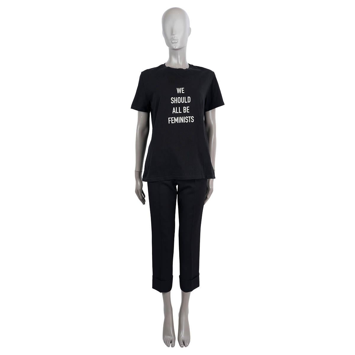 100% authentique Christian Dior T-shirt en coton noir (100%) avec imprimé gris we should all be feminists. Manches courtes. A été porté avec deux petits trous sur une manche. En général en excellent état.

2017