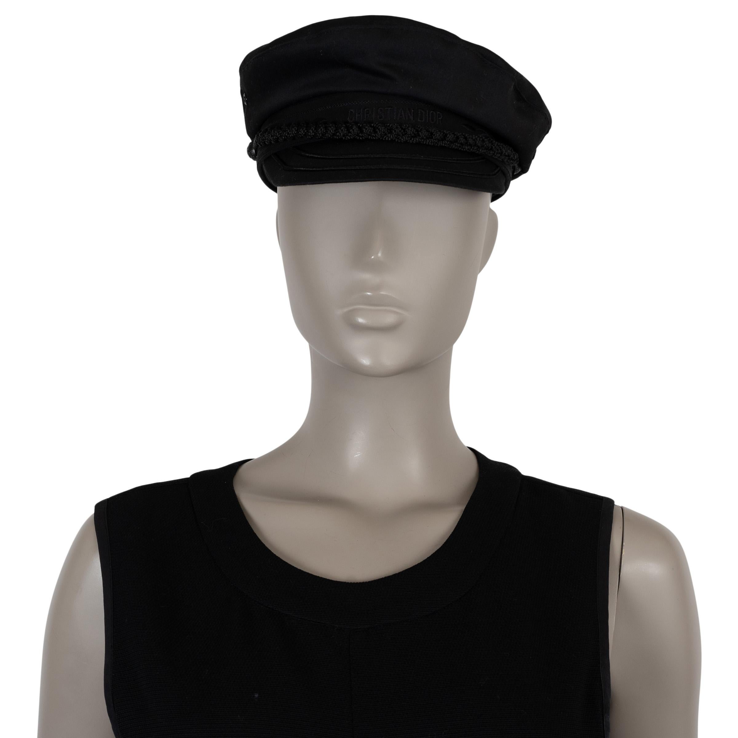 Questo berretto Christian Dior Greek Fisherman, autentico al 100%, è realizzato in cotone nero (75%) e poliestere (25%). Presenta una fascia con firma ricamata, un cinturino intrecciato sul davanti e una visiera ricamata. Questo pezzo in edizione