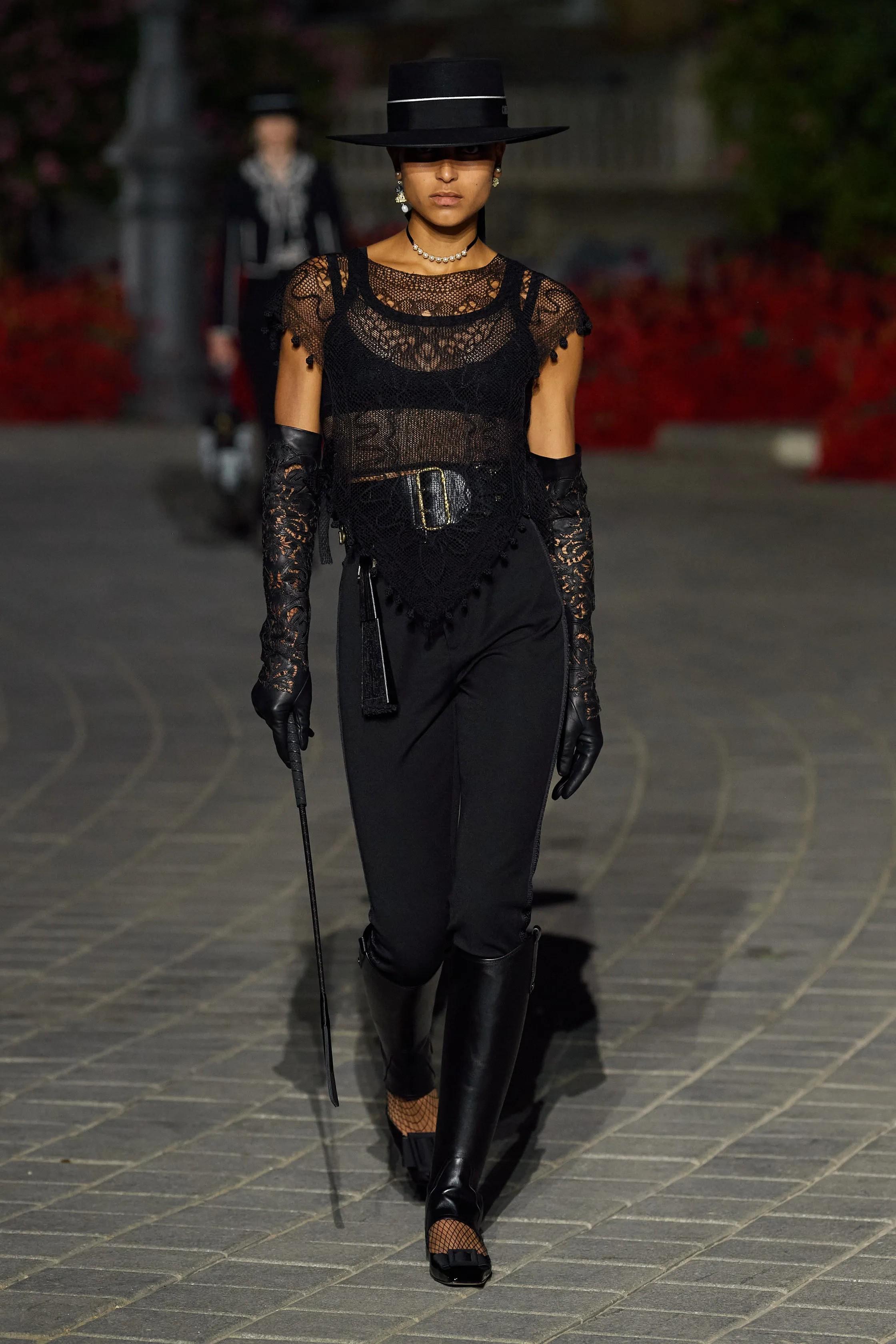 CHRISTIAN DIOR - Pantalone aderente in cotone nero 2023 con strisce laterali 42 L. in vendita 3