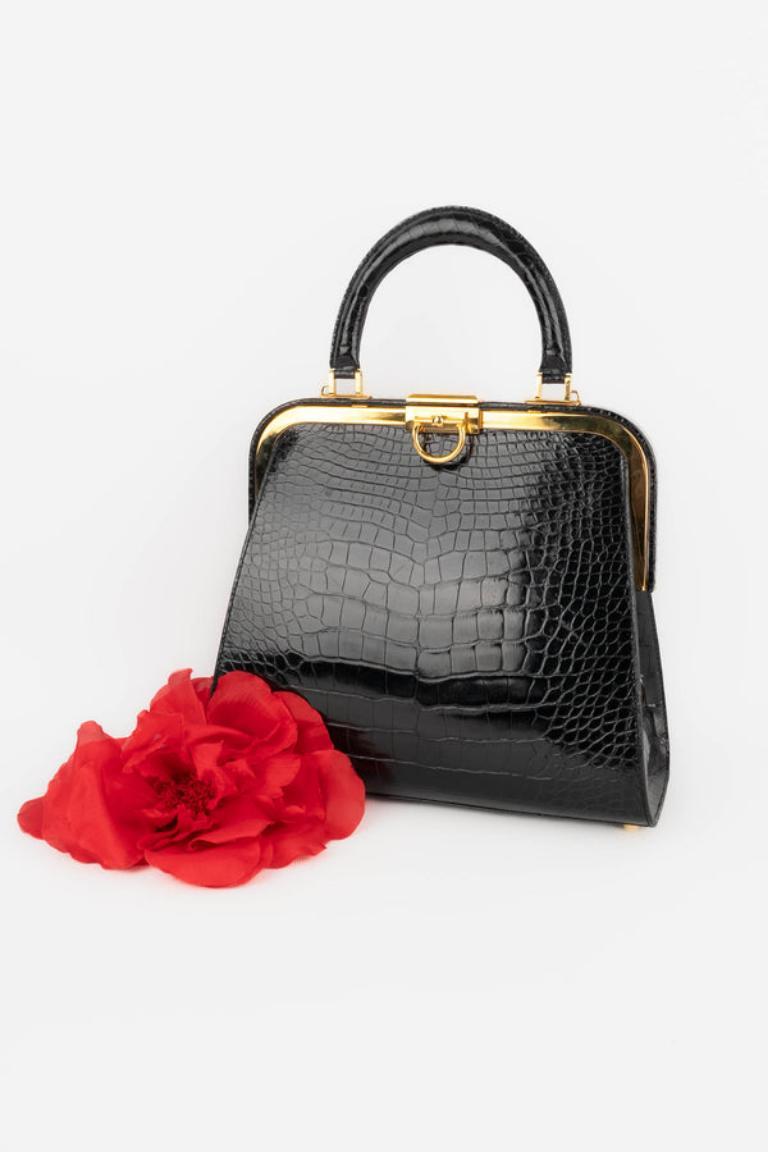 Dior - (Made in France) Black crocodile 'doctor' bag with a golden metal fastener on a rigid frame, a handle, and a removable crossbody strap.

Additional information: 
Condition: Very good condition
Dimensions: Height: 23 cm - Length: 27 cm -