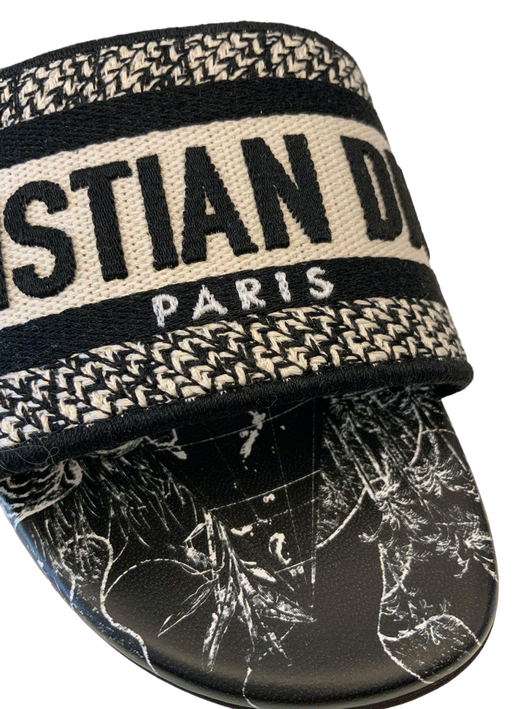Christian Dior Black Dior Around the World Dway Slide In Excellent Condition In Geneva, CH