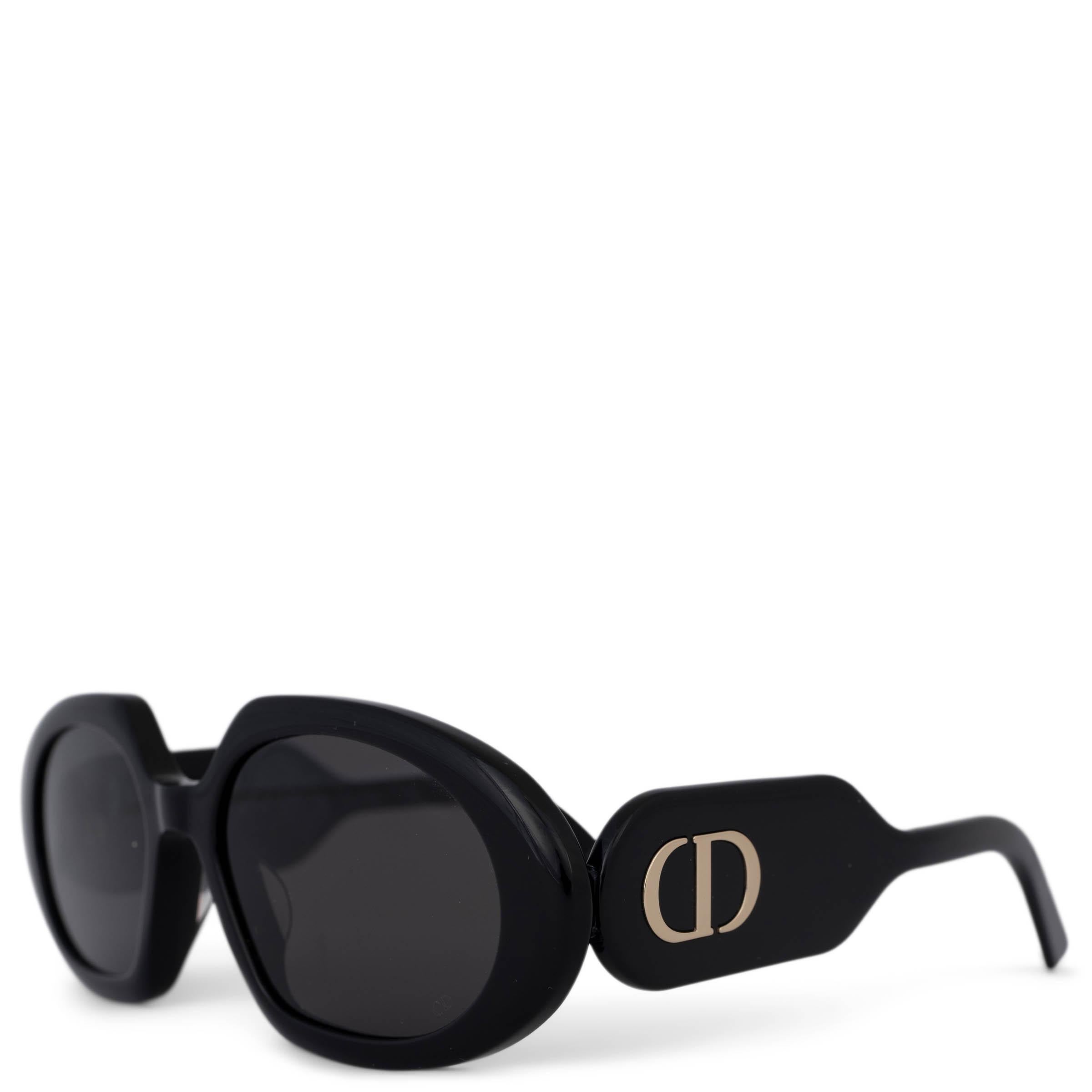 Estas gafas de sol DiorBobby 100% auténticas de Christian Dior están fabricadas en acetato negro brillante y presentan unos exclusivos cristales grises ovalados, ligeramente ribeteados hacia un lado para darles un toque moderno. El diseño está