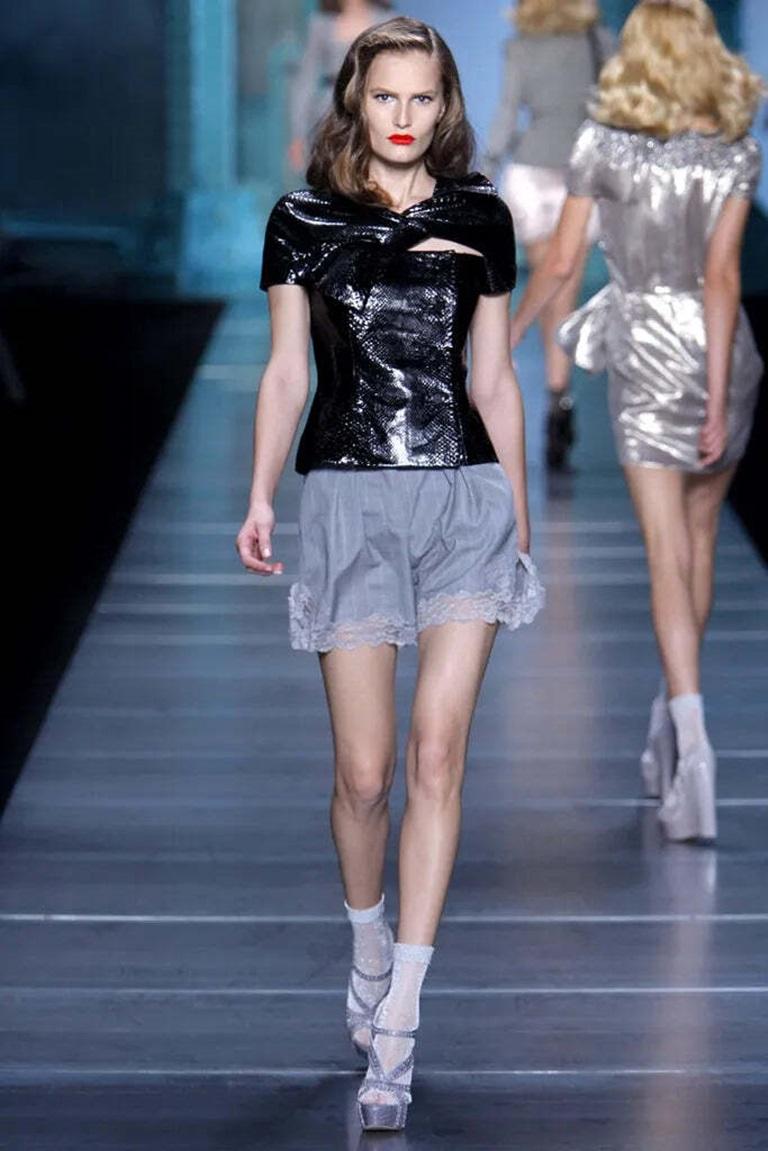 Dior - (Made in France) Top de cuero exótico negro. No se indica la talla, se ajusta a una 36FR. Colección Primavera-Verano 2010 bajo la dirección de John Galliano.

Más información:
Estado: Muy buen estado
Dimensiones: Pecho: 42 cm - Cintura: 38 cm