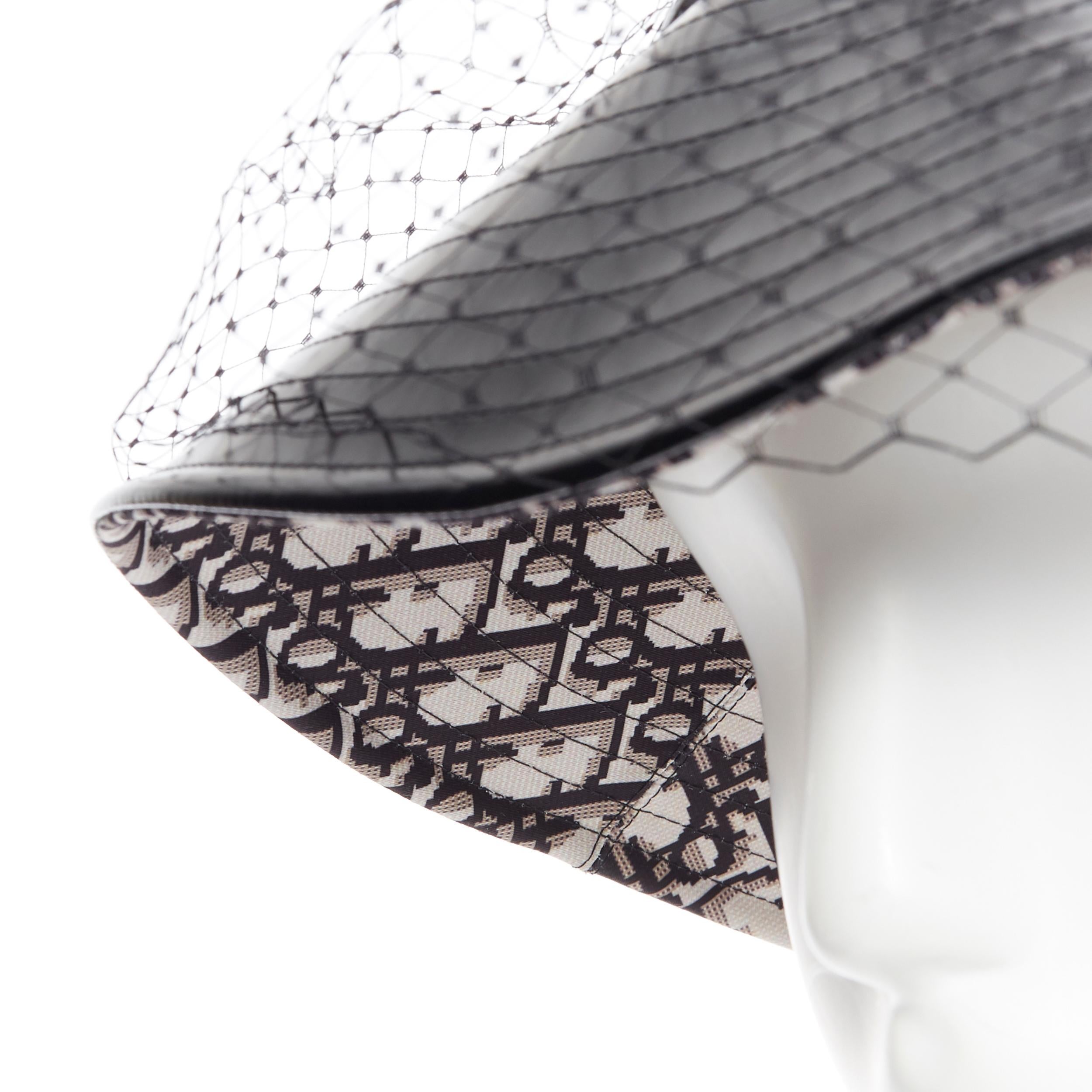 Christian Dior cappello a secchiello obliquo in rete in ecopelle nera con Monogram 2