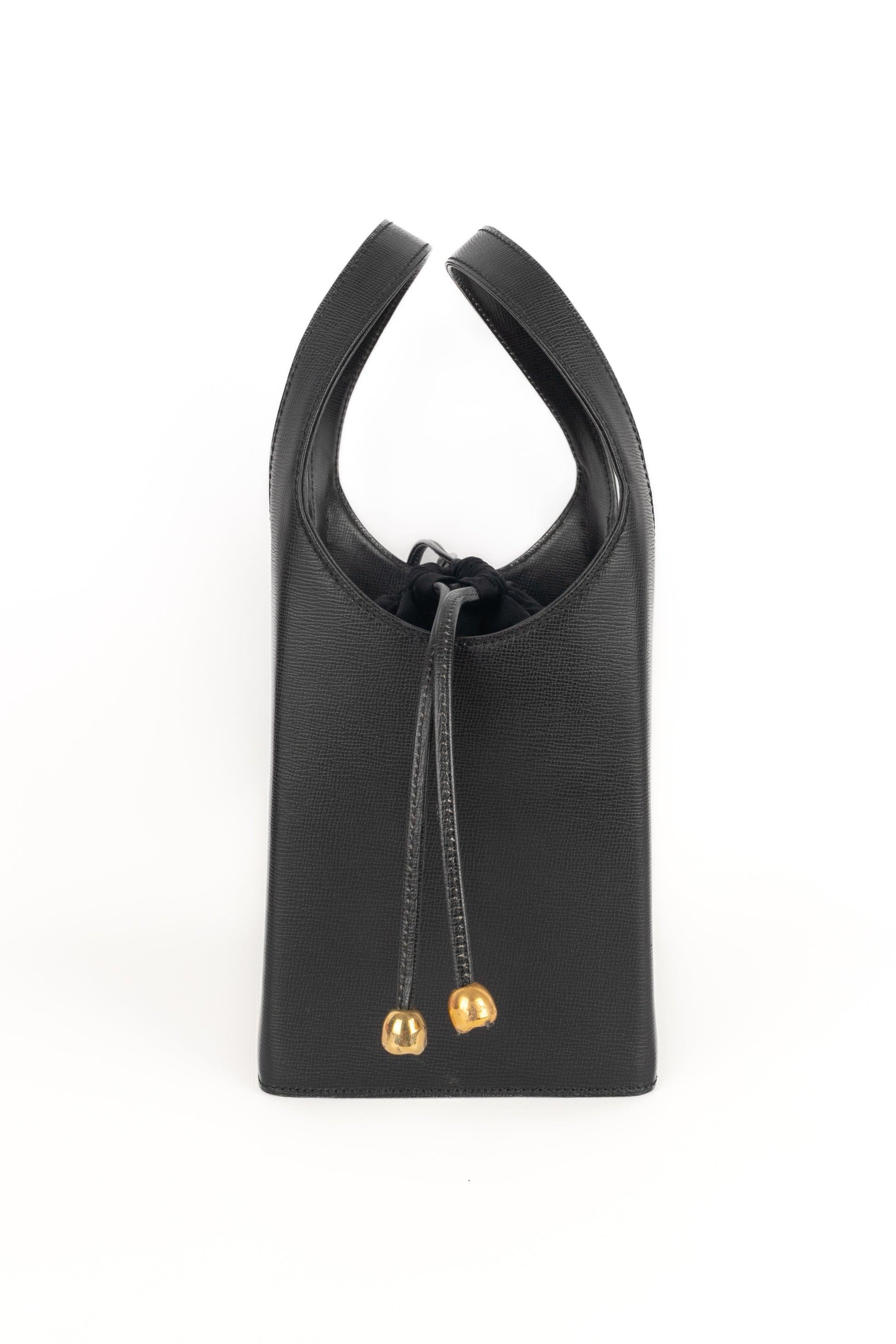 Dior - Black grain leather box-shaped bag. Purse fastening and golden logo.

Additional information:
Condition: Very good condition
Dimensions: Height: 15 cm - Length: 17 cm - Depth: 13 cm - Handle: 36 cm

Seller Reference: S89