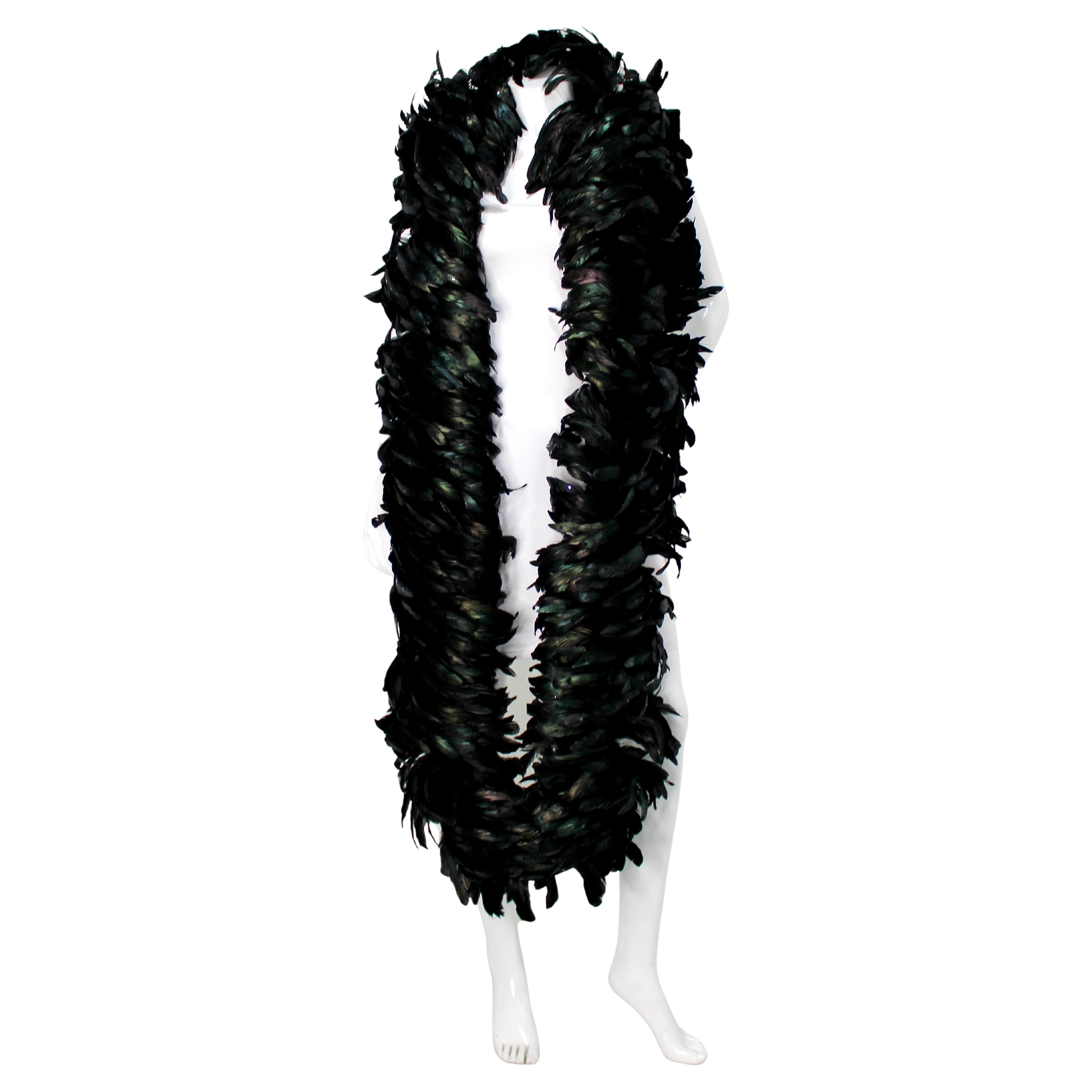 Il Boa di piume iridescenti nere di Christian Dior, risalente agli anni '80 circa, è uno splendido esempio di moda di lusso dell'epoca, che incarna l'opulenza e il glamour per cui Christian Dior era famoso. Questo pezzo squisito è caratterizzato da