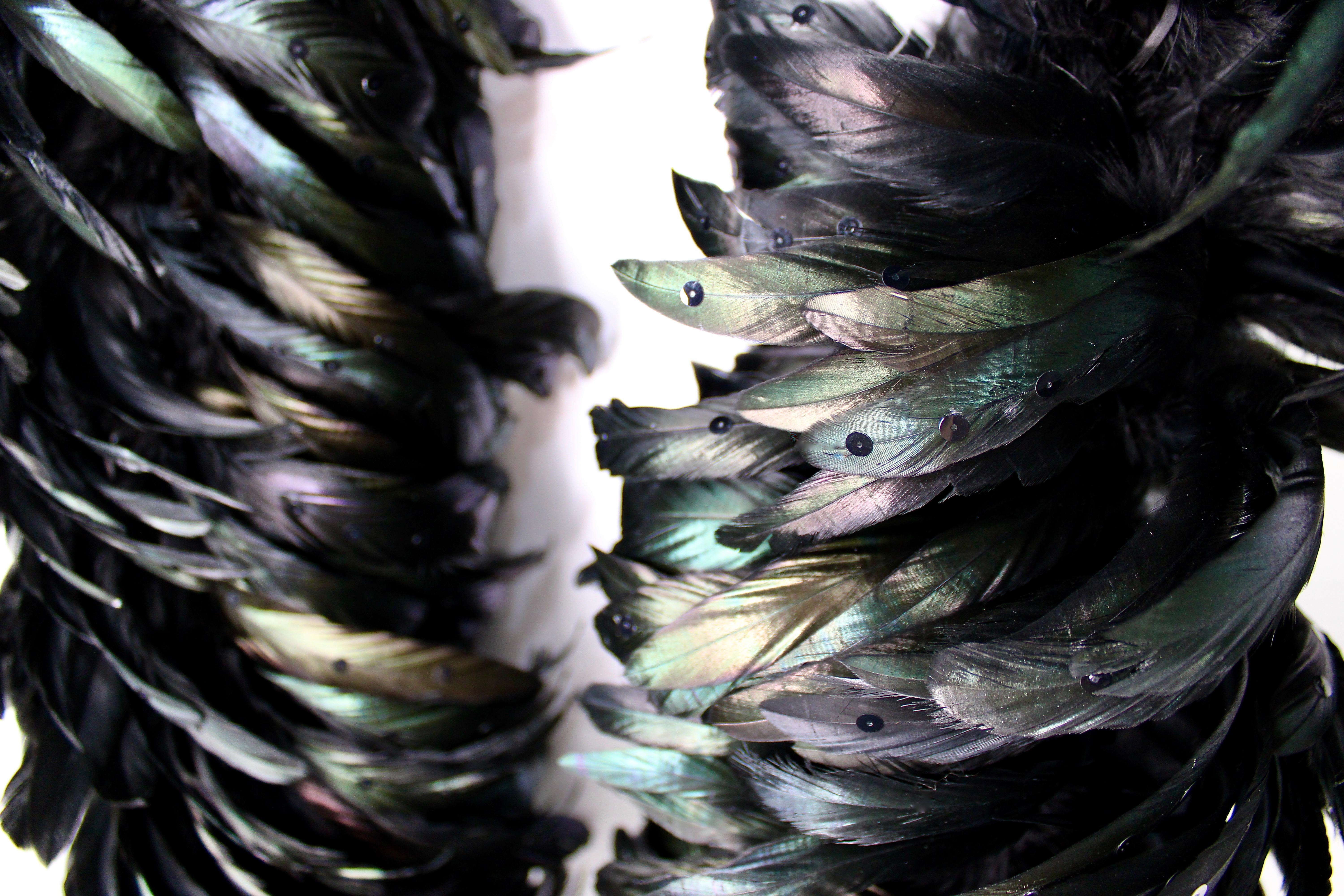 Christian Dior Black Iridescent Sequin Feather Boa circa 1980s In condizioni buone in vendita a Scottsdale, AZ