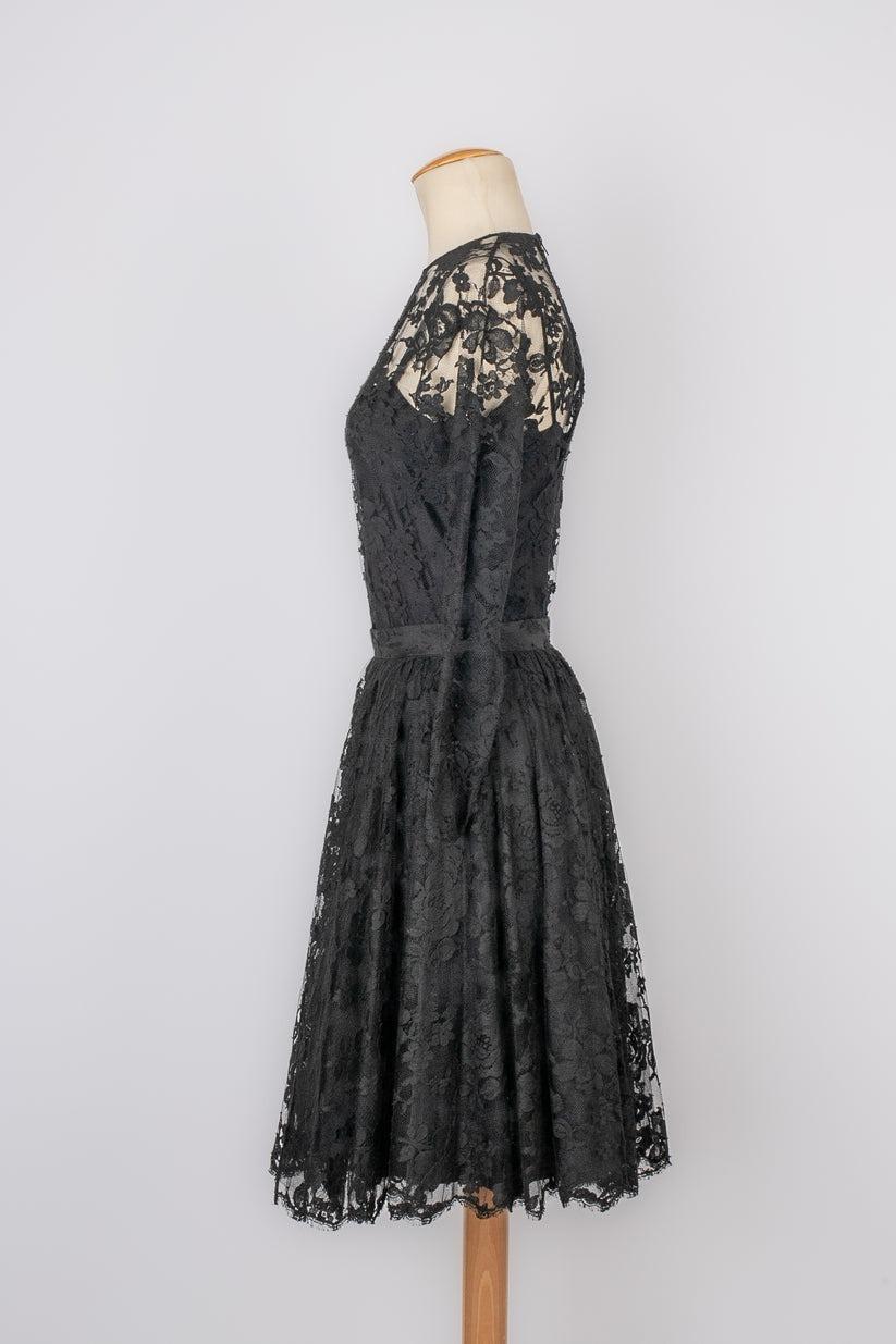Dior - (Made in France) Black lace set composed of a skirt and a body. No size indicated, it fits a 36FR.

Additional information:
Condition: Very good condition
Dimensions: Body: Sleeve length: 45 cm - Chest: 45 cm - Length: 75 cm - Skirt: Waist: