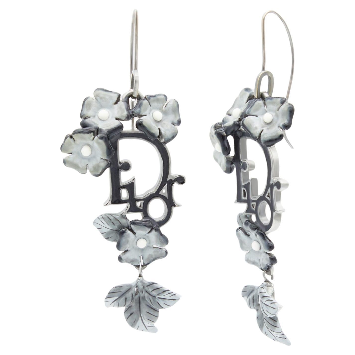 Christian Dior Black Lacquer Floral Logo Earrings von John Galliano, 2000er Jahre im Angebot