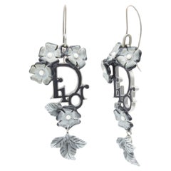 Orecchini con logo floreale in lacca nera di John Galliano for Christian Dior, anni 2000