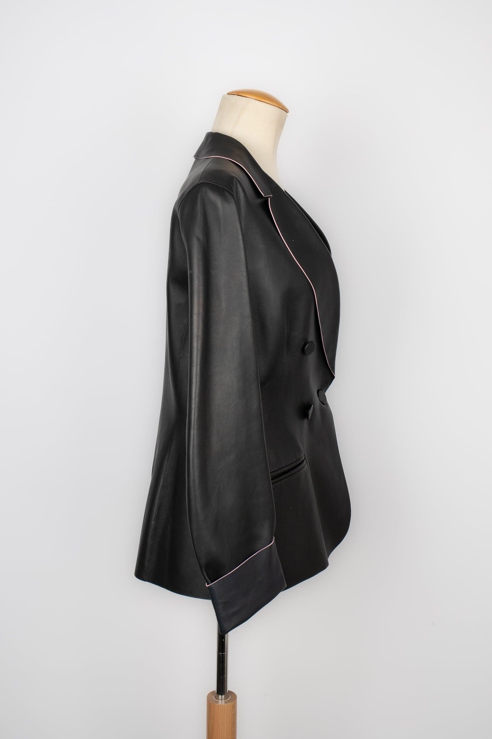 Dior - (Made in Italy) Black lamb leather jacket with pink edges and a navy blue lining. 42FR size indicated.

Additional information:
Condition: Very good condition
Dimensions: Shoulder width: 40 cm - Chest: 48 cm - Waist: 41 cm - Sleeve length: 58