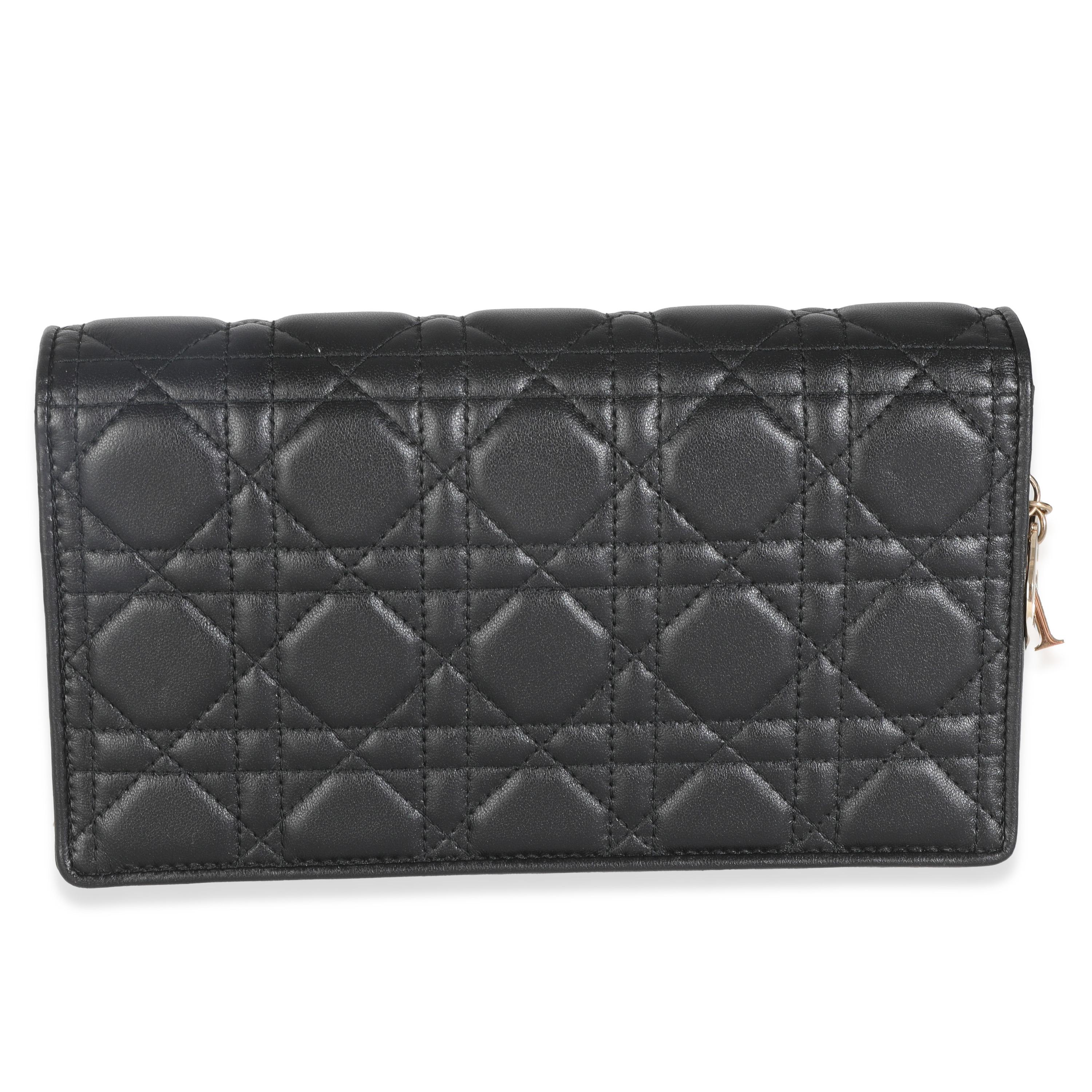 Titolo dell'elenco: Christian Dior Portafoglio Cannage in pelle di agnello nera con catena
SKU: 147151
Condizioni: Usato 
Condizioni della borsa: Eccellente
Commenti sulle condizioni: L'articolo è in ottime condizioni e presenta leggeri segni di