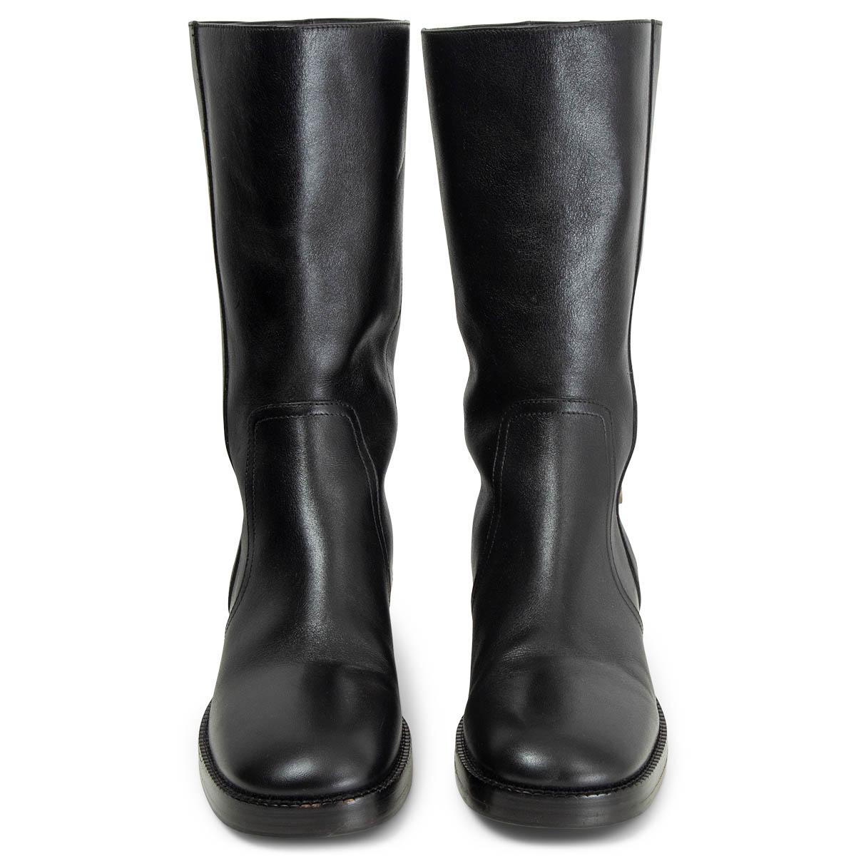 100% authentiques bottes d'équitation Christian Dior Diorodeo en cuir lisse noir avec un bord échancré qui s'ouvre avec des boutons poussoirs en argent antique le long du mollet. N'ont été portées qu'une seule fois et sont dans un état pratiquement