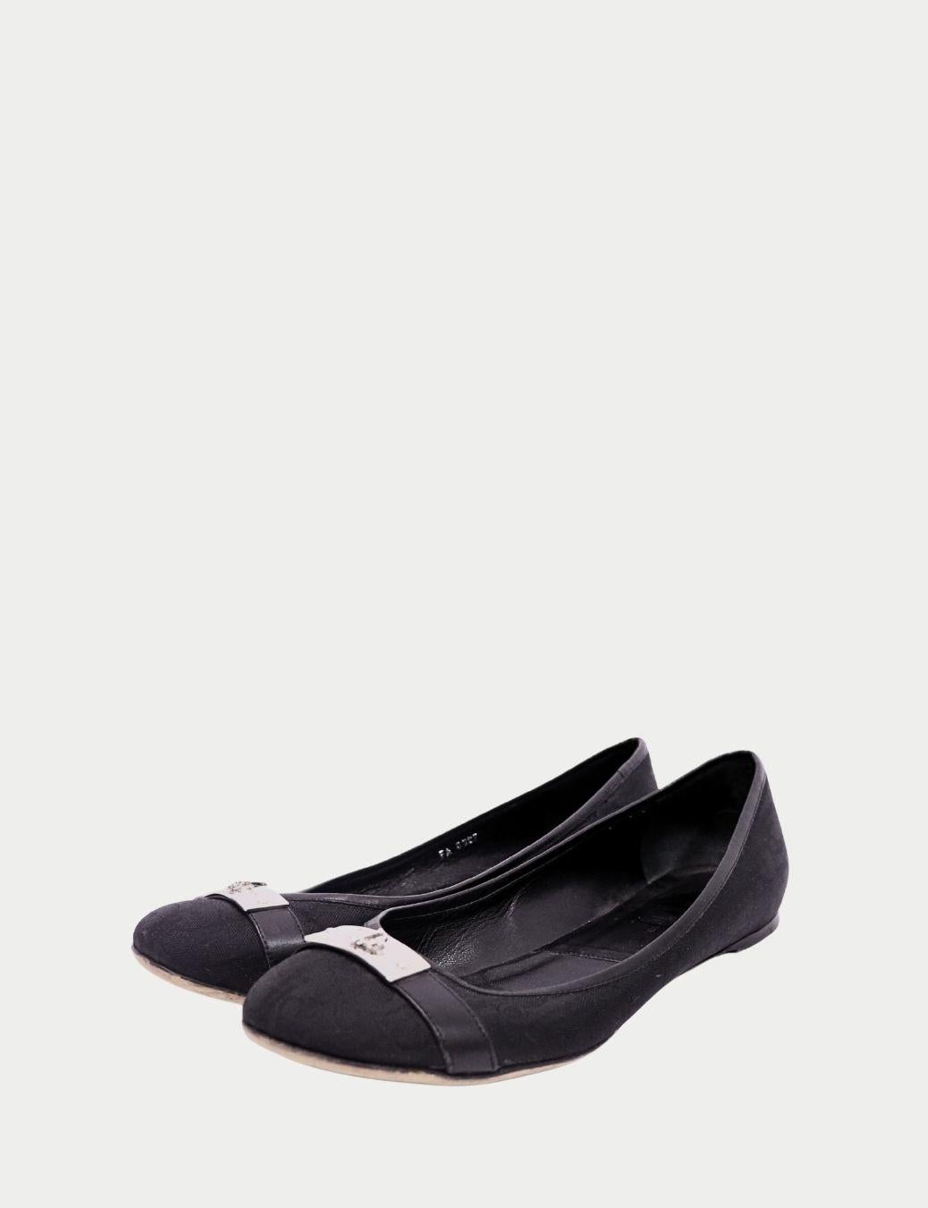 Christian Dior Ballerine in pelle nera - Dettaglio logo in argento

Entra nell'eleganza classica parigina con queste ballerine in pelle nera di Christian Dior, un elemento essenziale e senza tempo della casa di moda francese. Realizzate in lussuosa