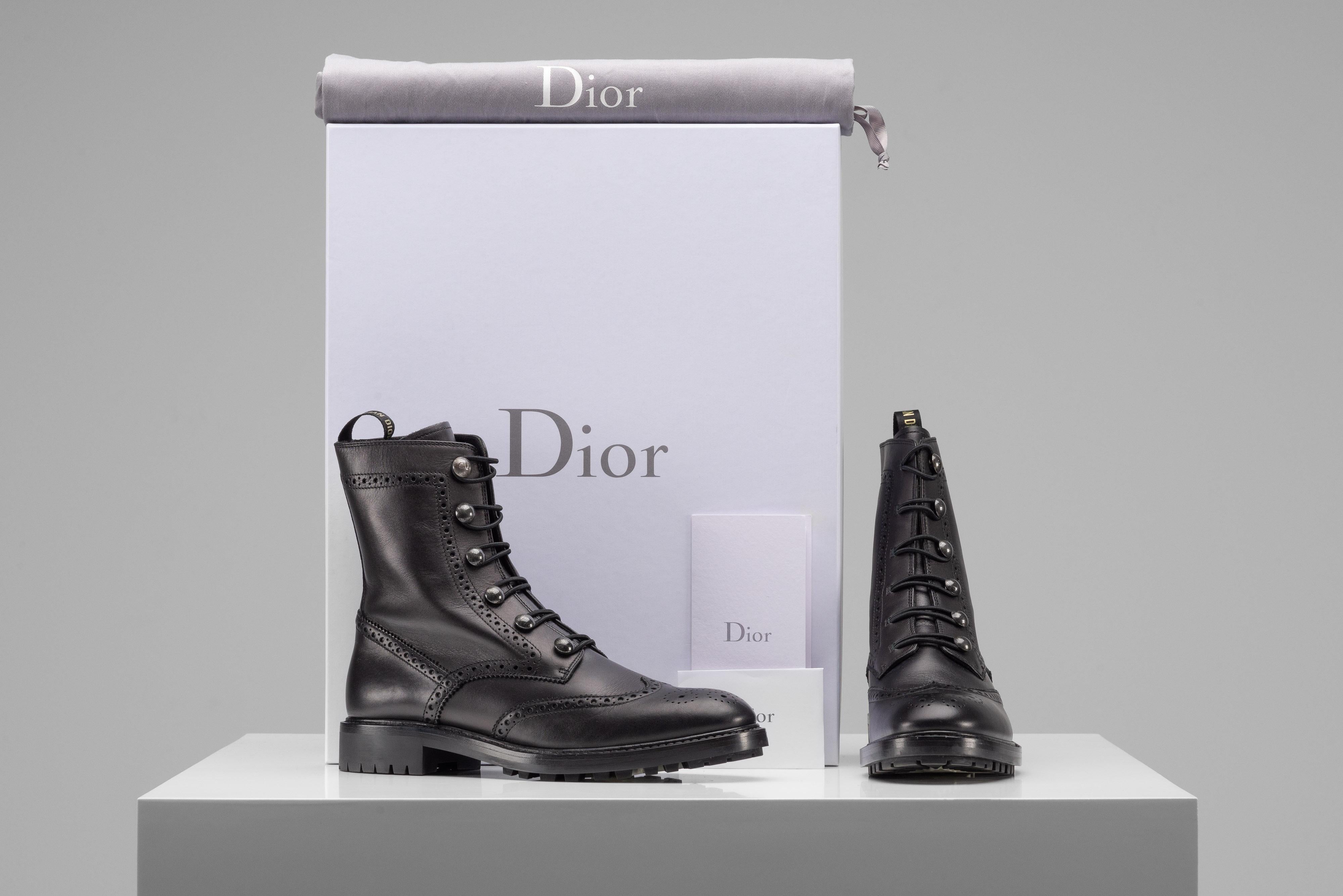La collection SAVINETI propose ces bottes de combat en cuir Dior :
-    Marque : Christian Dior
-    Modèle : Bottes de combat en cuir
-    Couleur : Noir
-    Taille : 40
-    Condit : Très bon état
-    Extras : Boîte Dior

L'authenticité est