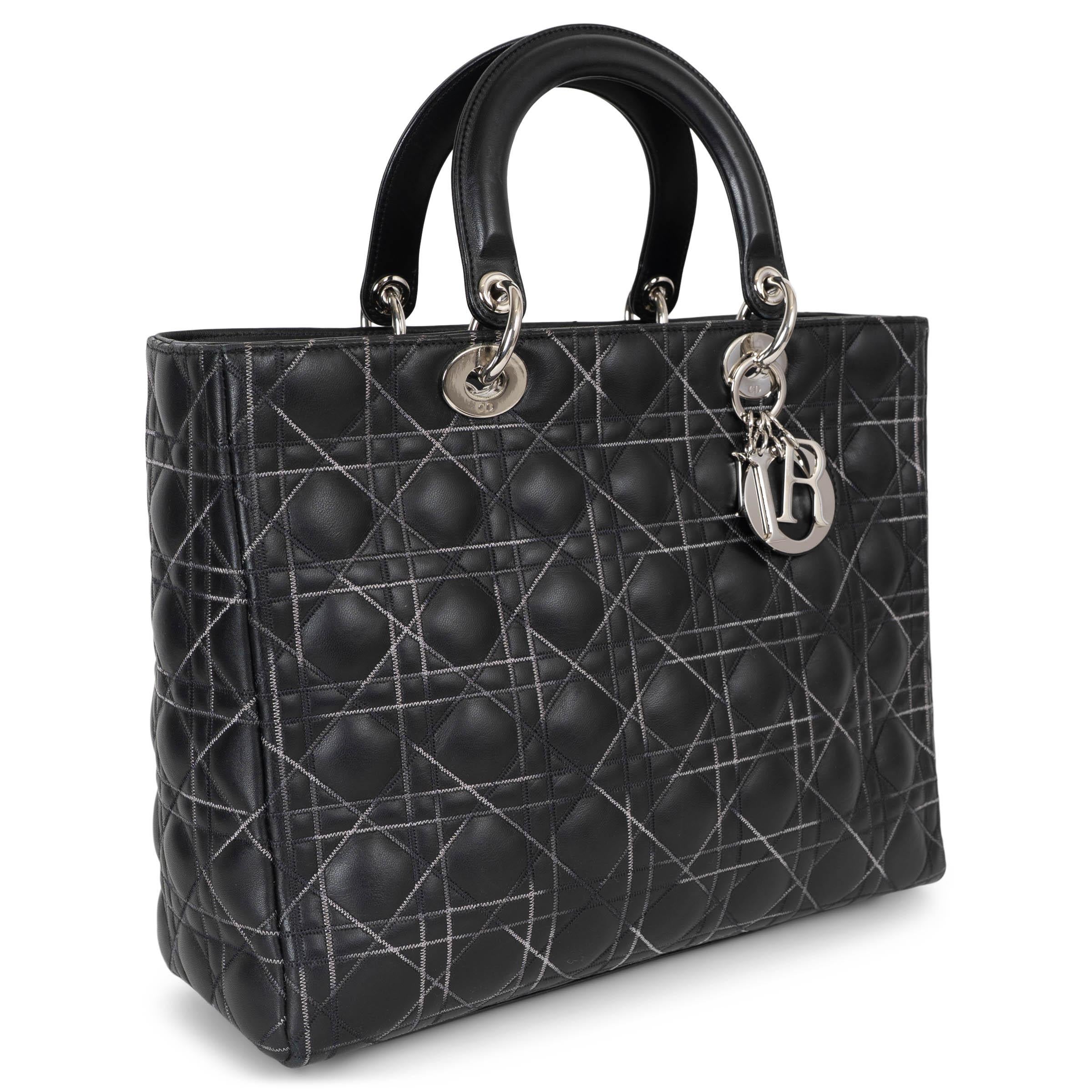 Ce grand sac Lady Dior 100 % authentique est délicieusement confectionné en cuir d'agneau matelassé Cannage noir, avec des surpiqûres ondulées gris dégradé qui confèrent une touche de modernité au design intemporel de la maison. Il est doté de