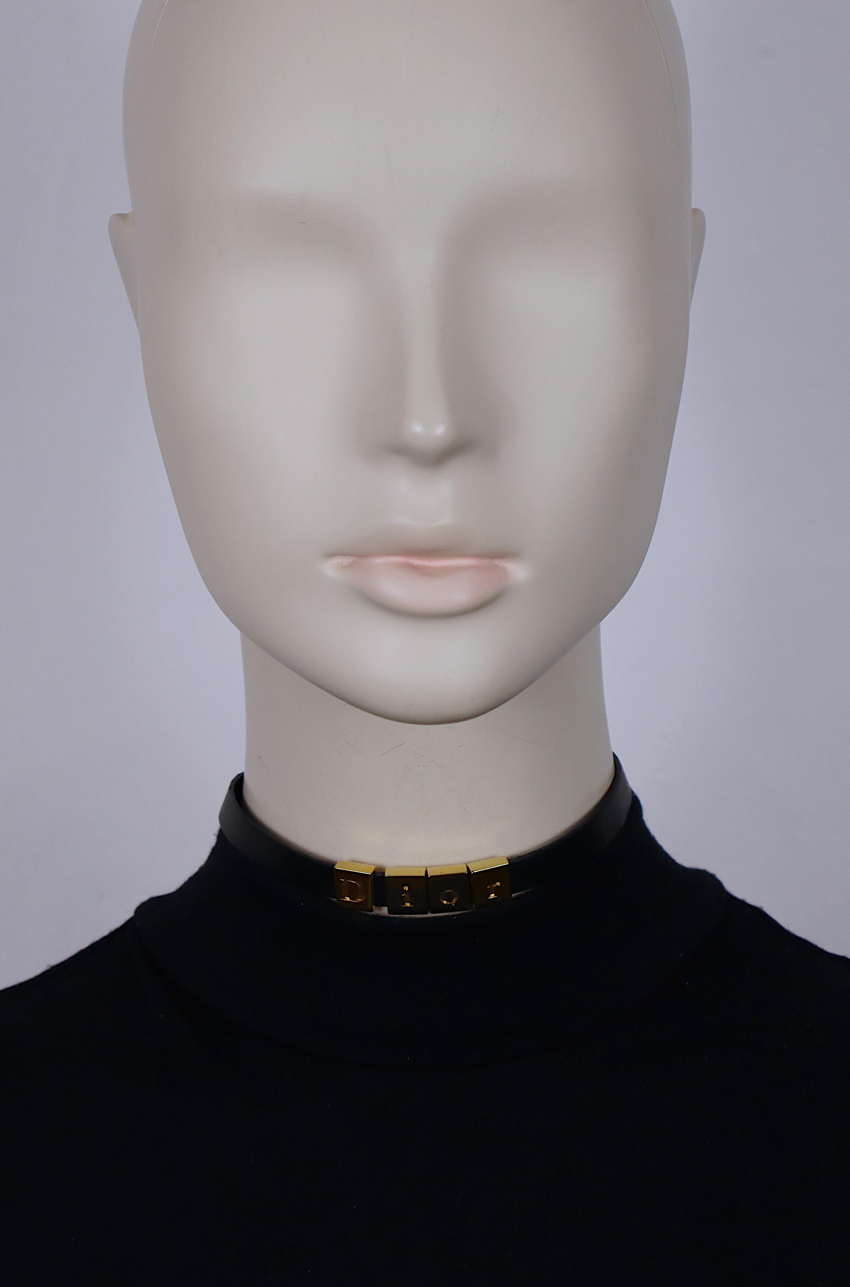 CHRISTIAN DIOR Halskette aus schwarzem Leder mit vier beweglichen goldfarbenen Rechtecken mit der Prägung D I O R.

Karabiner-Verschluss.
Einstellbare Länge.

Geprägter DIOR auf dem CD-Anhänger.

Ungefähre Maße: verstellbare Länge von ca. 30 cm